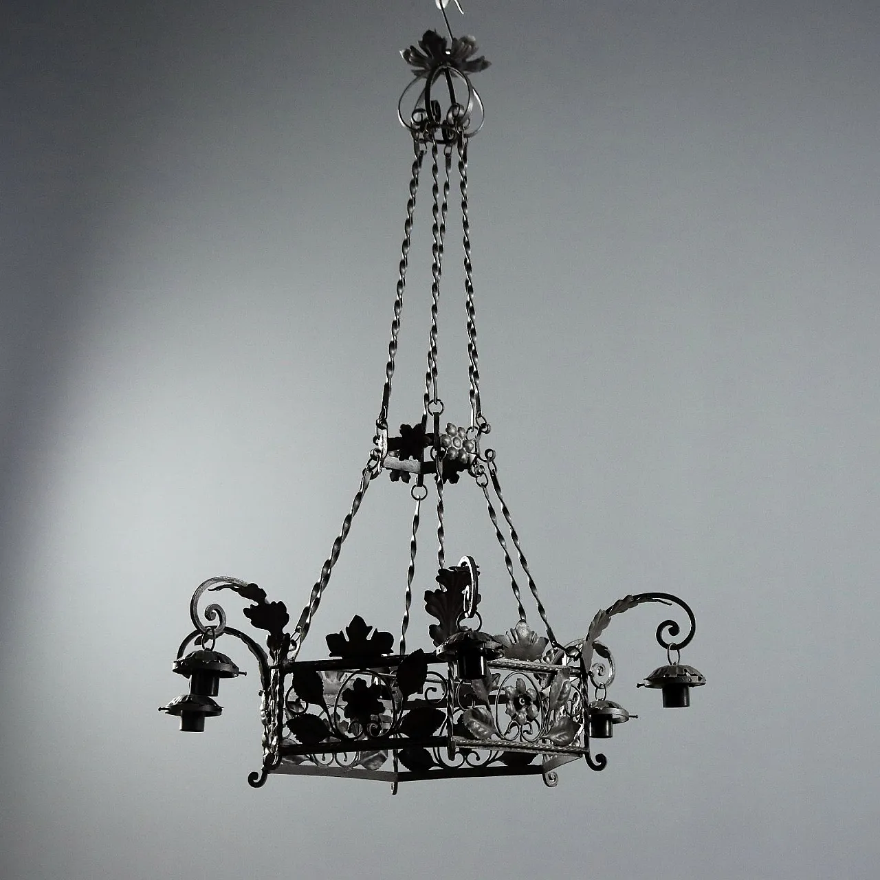 Lampadario in ferro battuto con lavorazioni floreali, '900 1