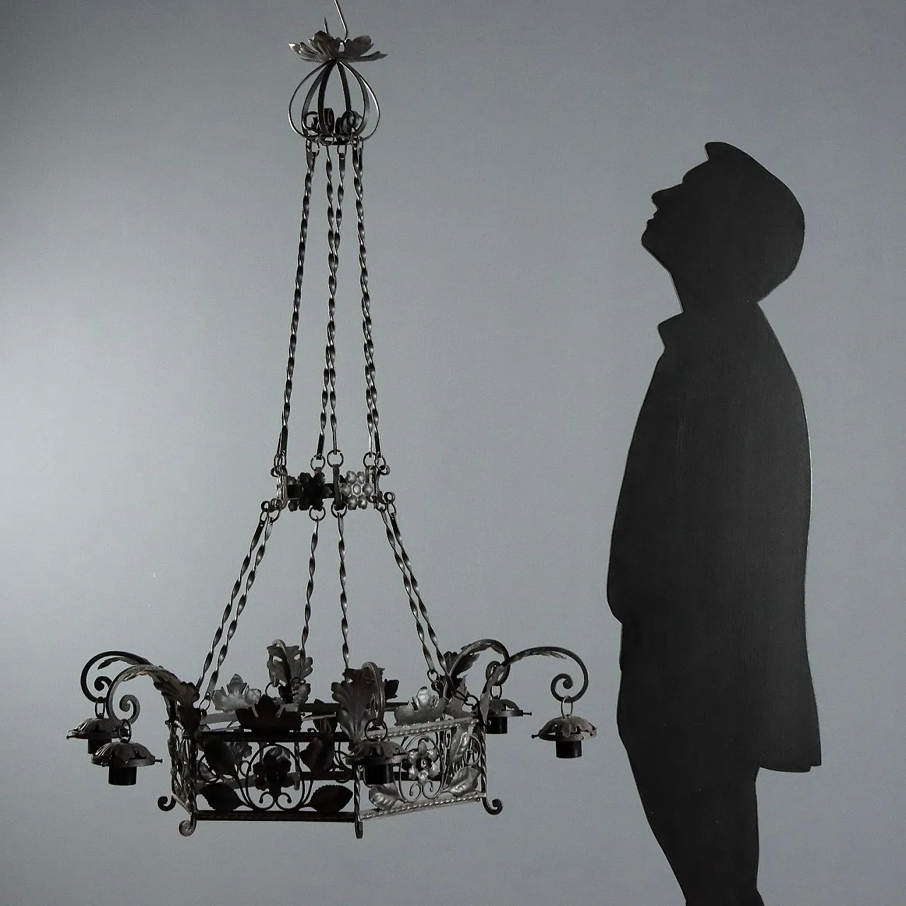 Lampadario in ferro battuto con lavorazioni floreali, '900 2