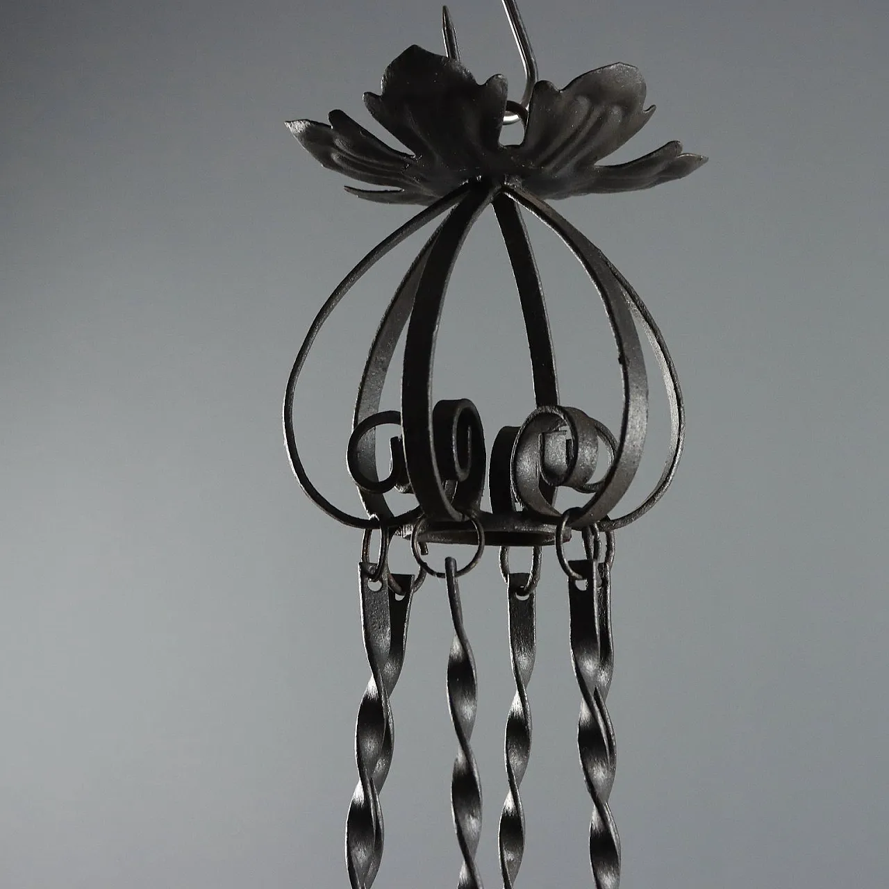 Lampadario in ferro battuto con lavorazioni floreali, '900 4