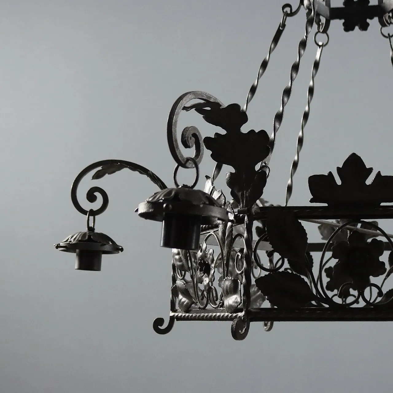 Lampadario in ferro battuto con lavorazioni floreali, '900 6