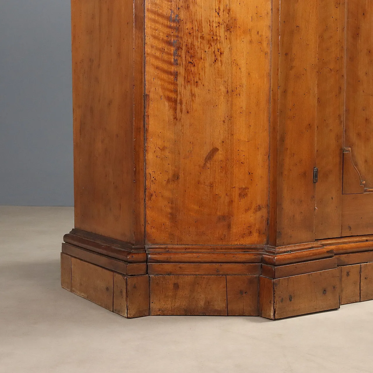 Baroque notched sideboard in walnut, 18th century 9