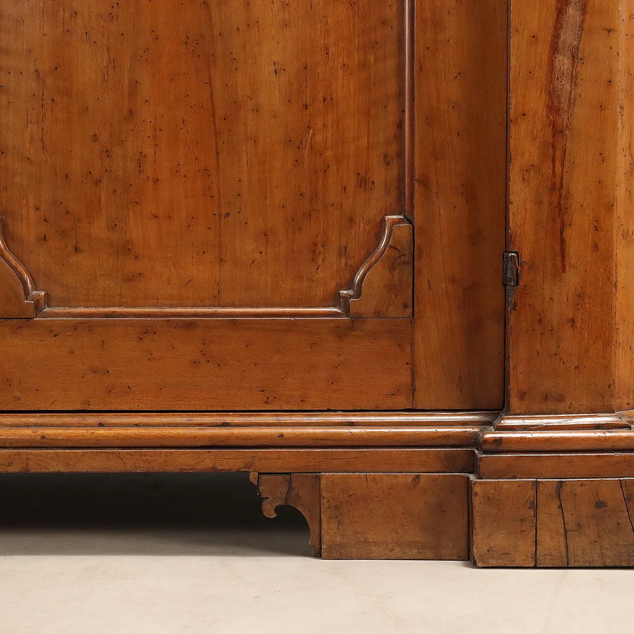 Baroque notched sideboard in walnut, 18th century 10