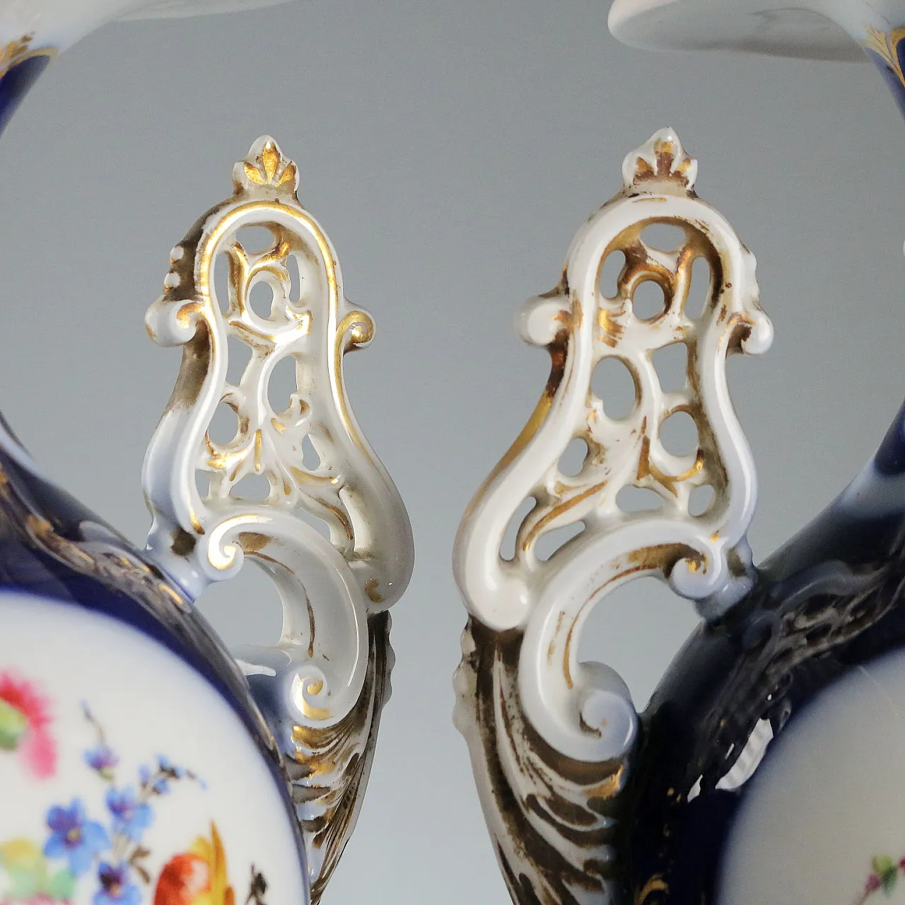 Pair of cobalt blue porcelain vases, 20th century 3