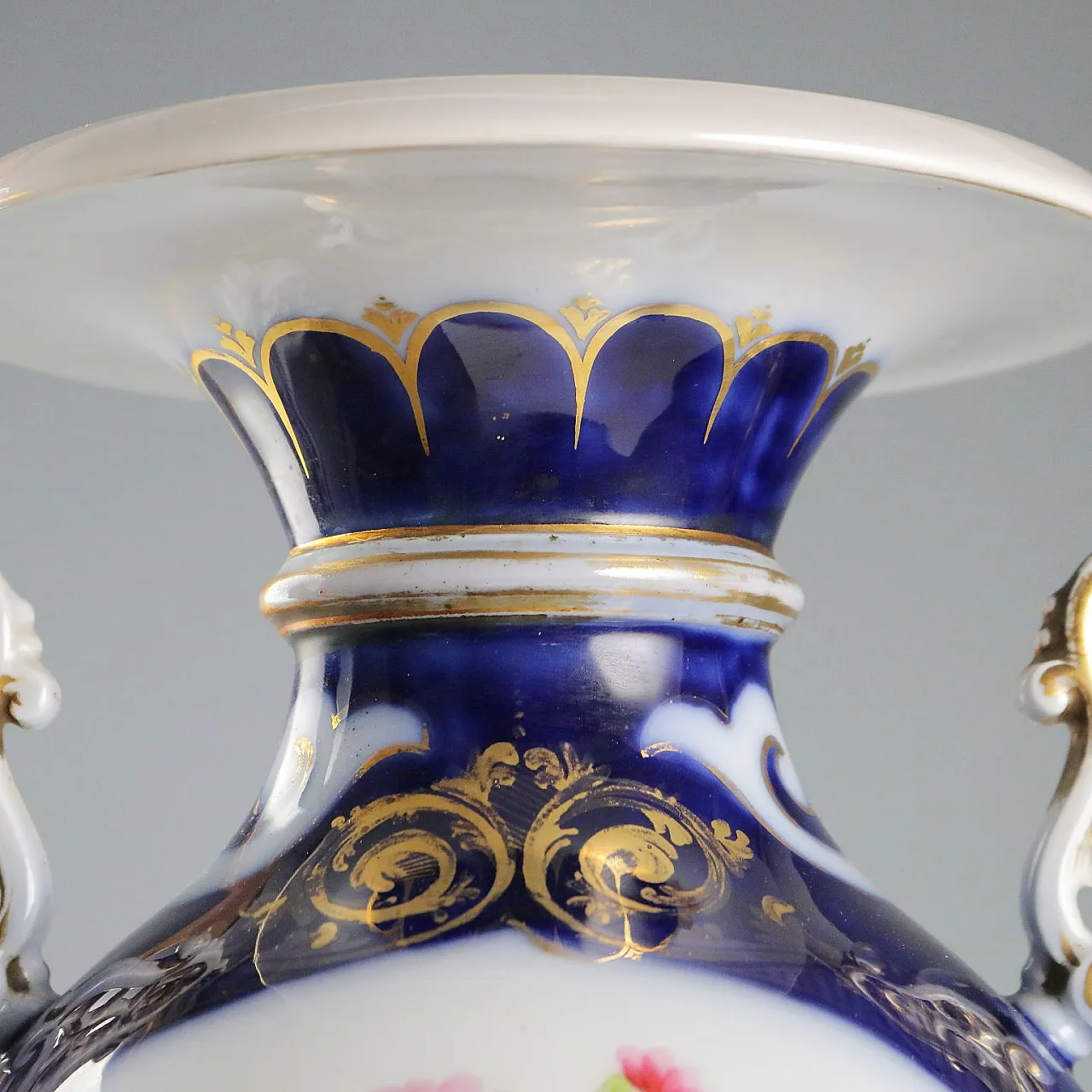 Pair of cobalt blue porcelain vases, 20th century 4