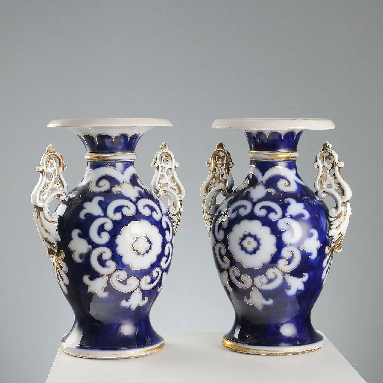 Pair of cobalt blue porcelain vases, 20th century 7