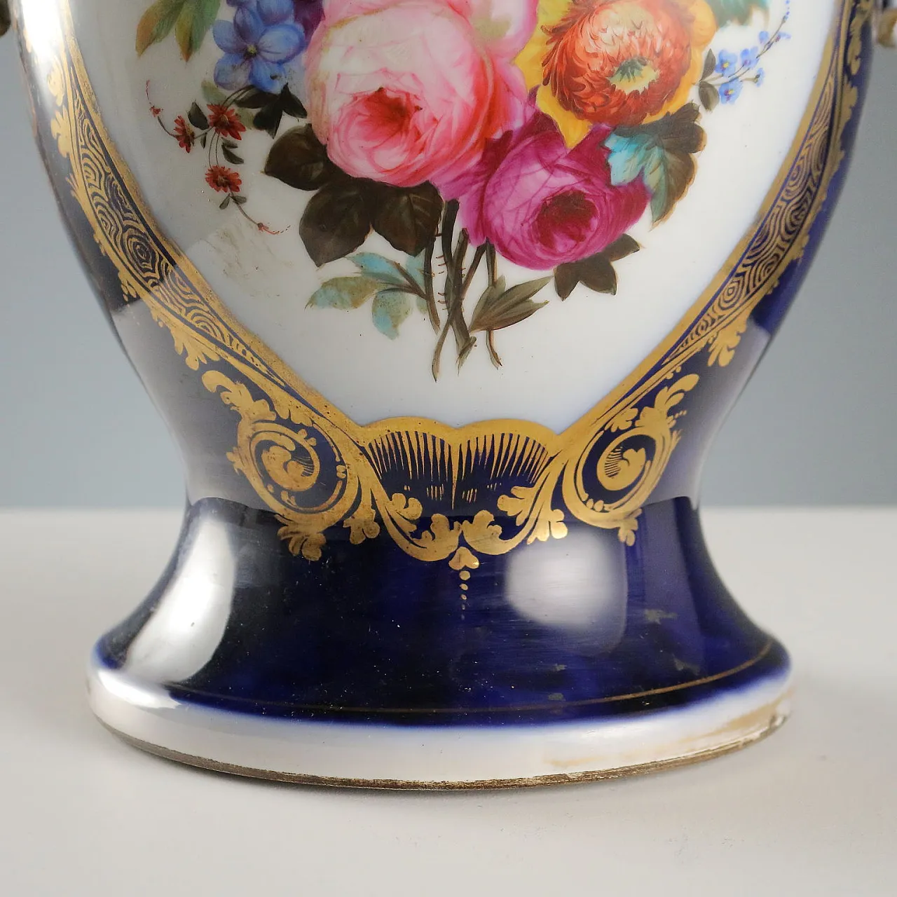 Pair of cobalt blue porcelain vases, 20th century 9