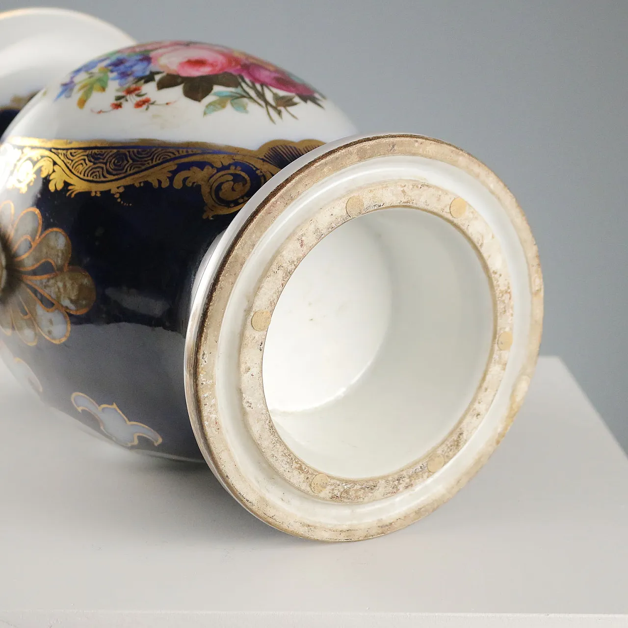 Pair of cobalt blue porcelain vases, 20th century 10