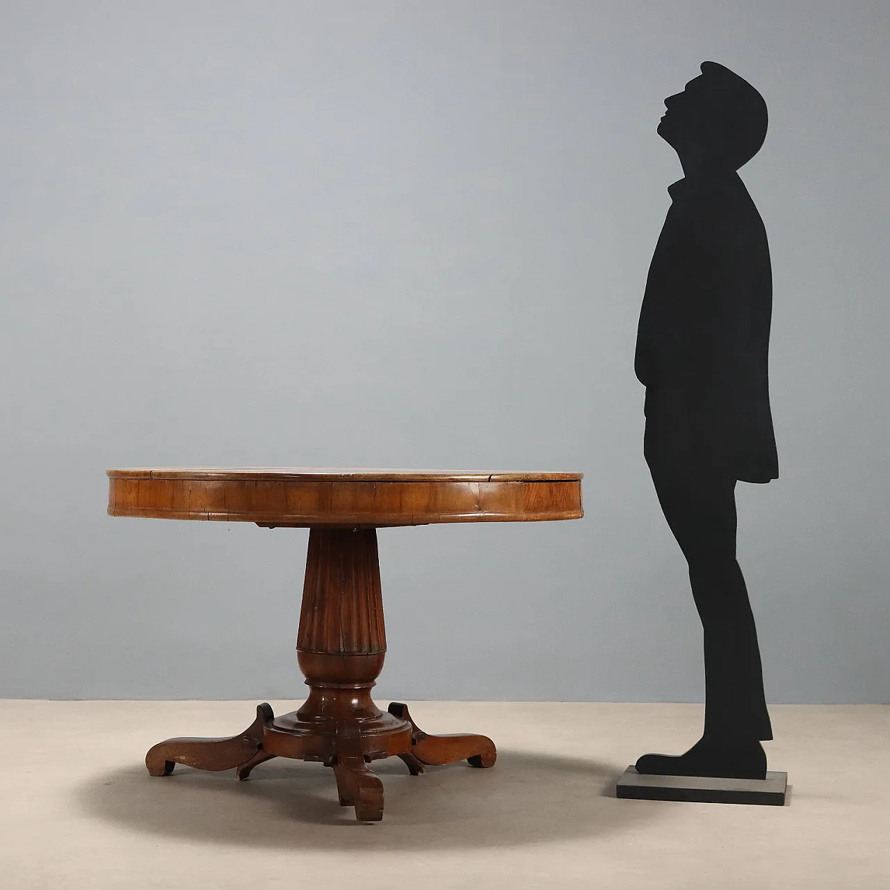 Round walnut table, 19th century 2