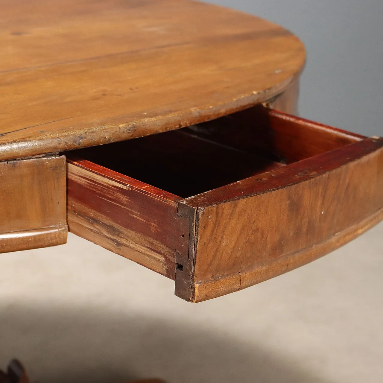 Round walnut table, 19th century 3