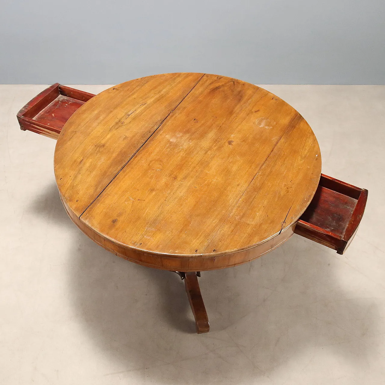 Round walnut table, 19th century 4