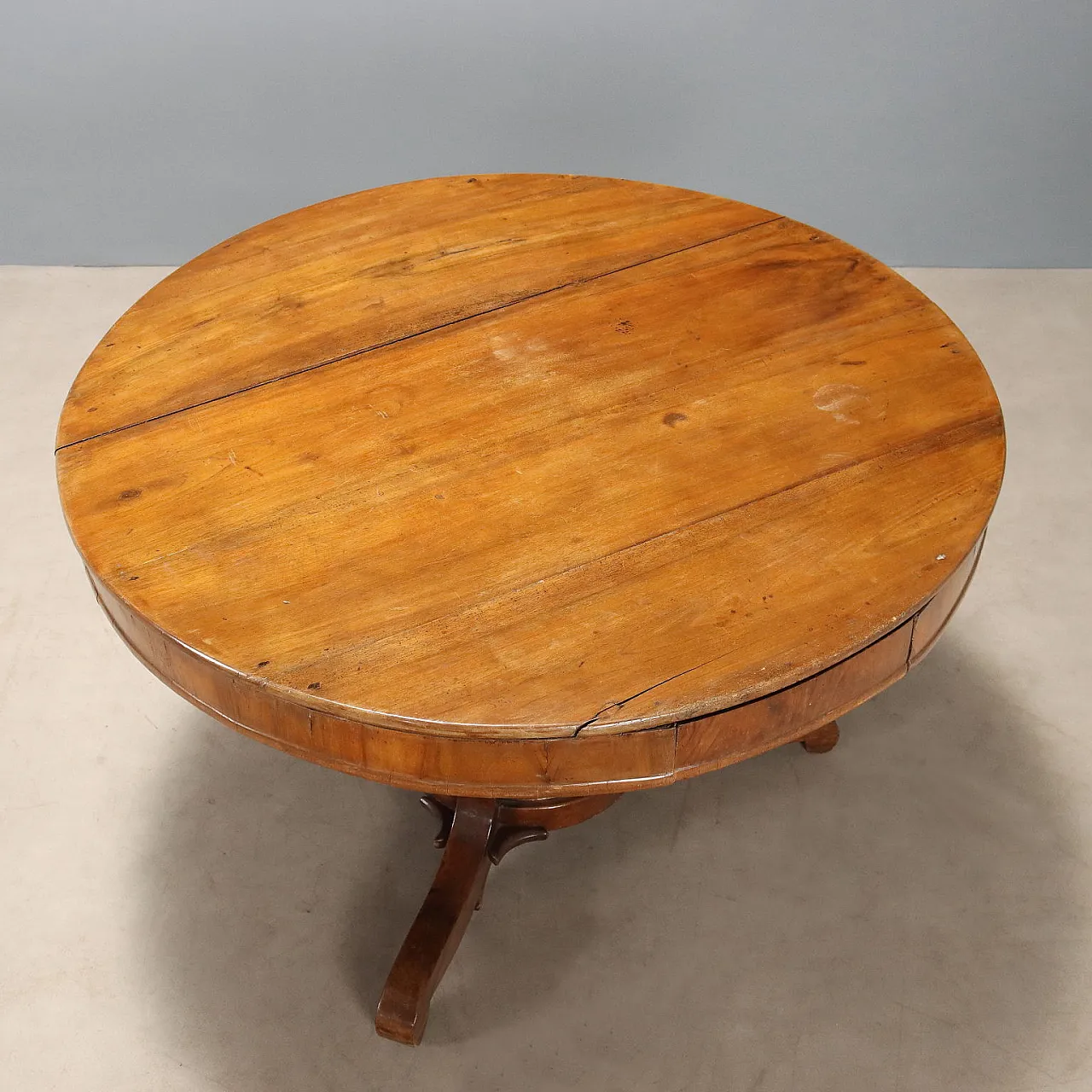 Round walnut table, 19th century 5