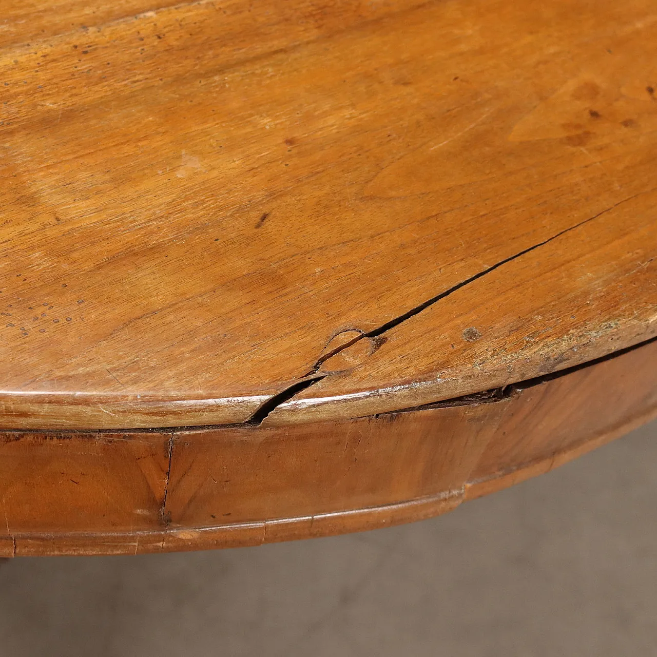 Round walnut table, 19th century 6