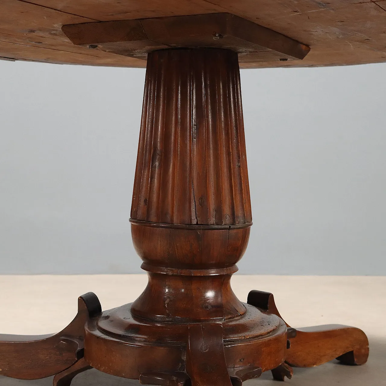 Round walnut table, 19th century 7