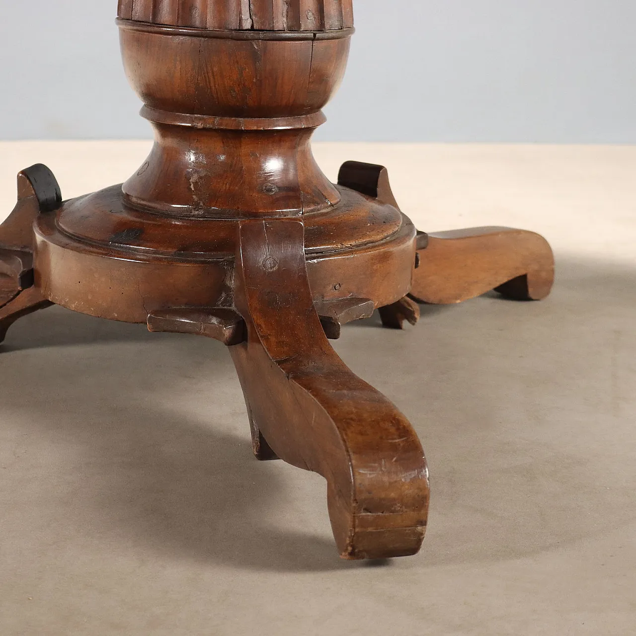 Round walnut table, 19th century 9