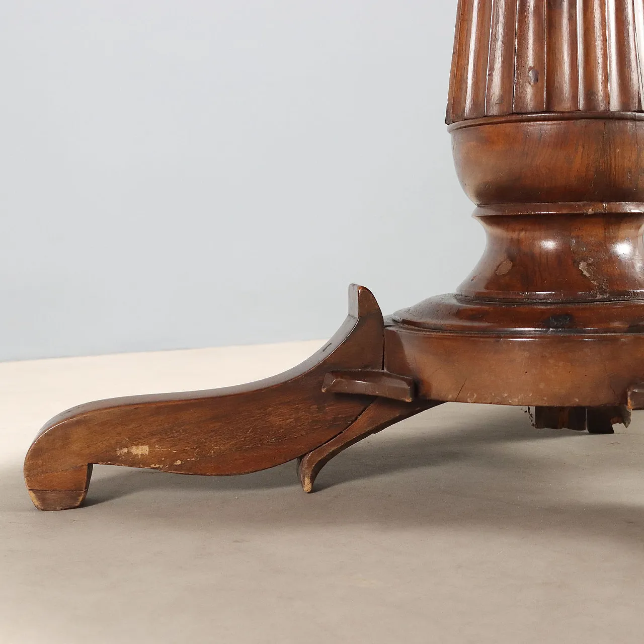 Round walnut table, 19th century 10