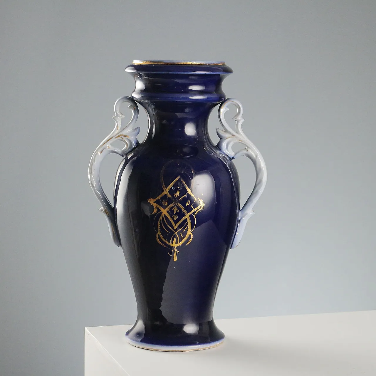 Porcelain vase with painting inside reserve, 20th century 9