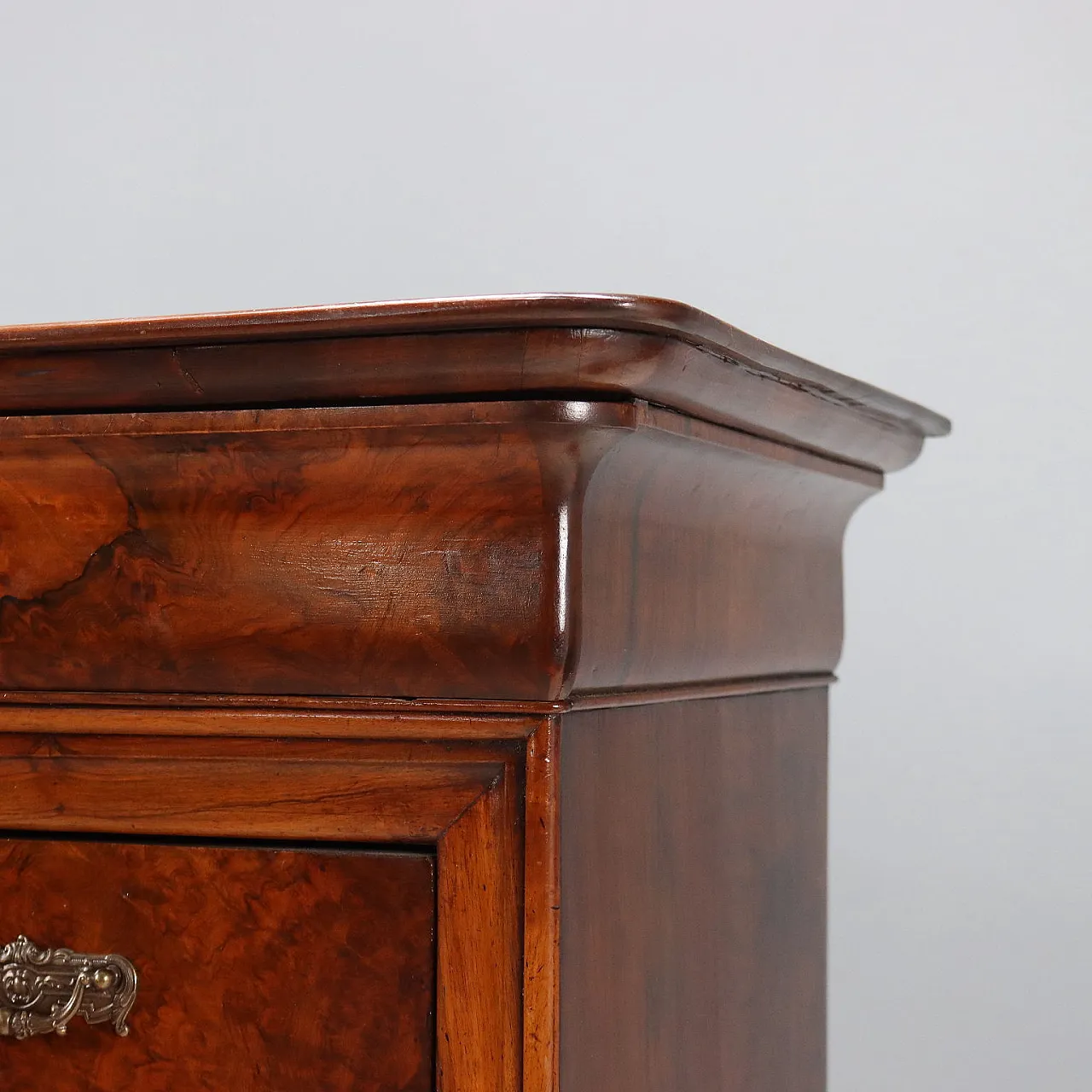 Carlo X chest of drawers in walnut and walnut root, 19th century 4