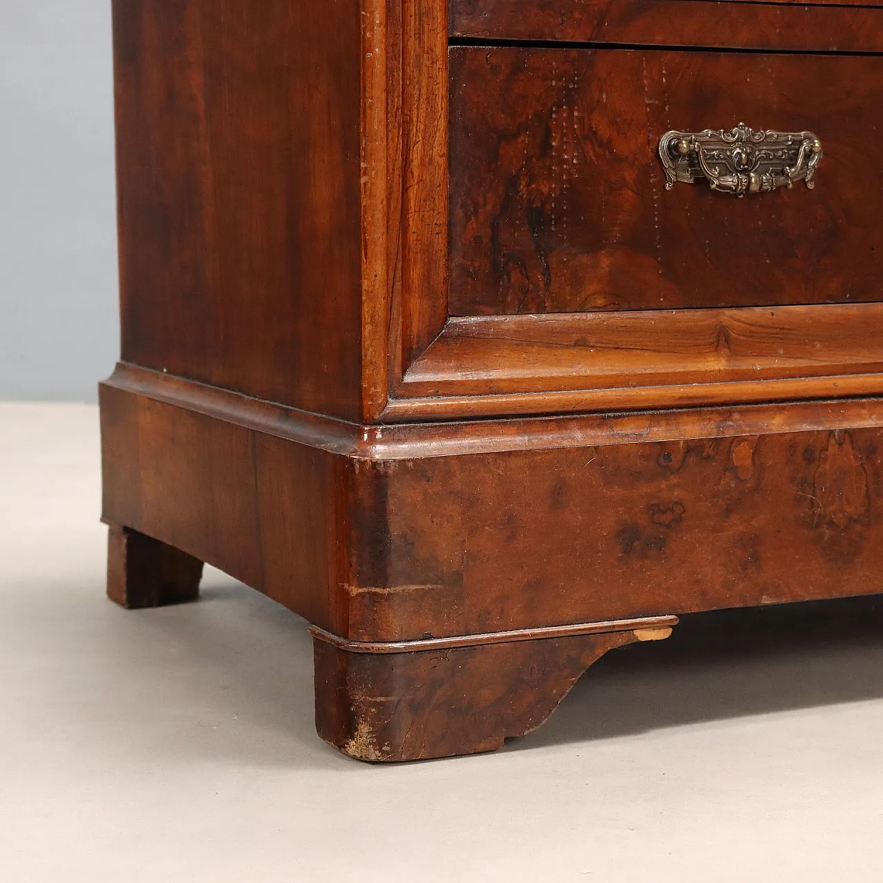 Carlo X chest of drawers in walnut and walnut root, 19th century 9