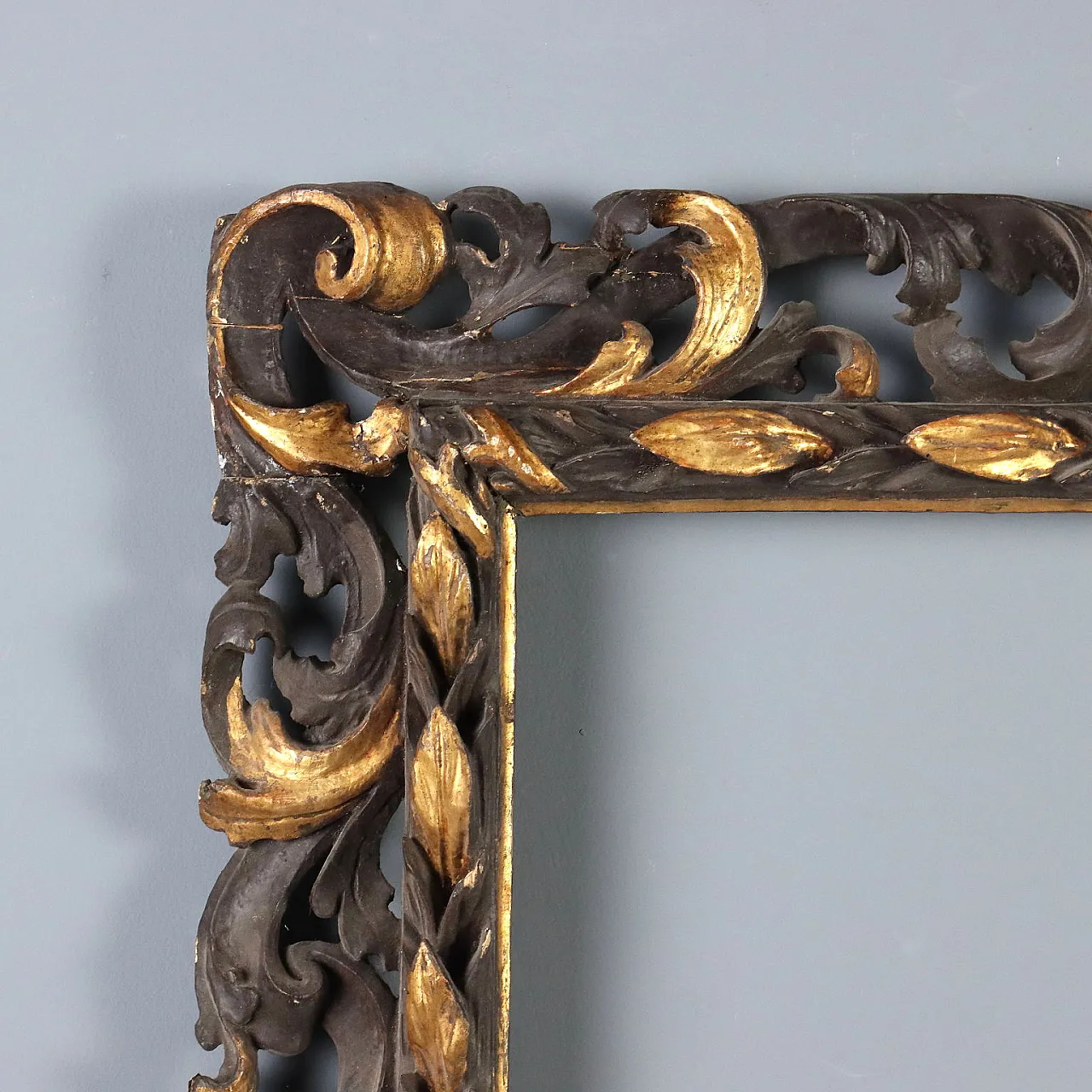 Baroque frame in carved, lacquered and gilded wood, 18th century 4