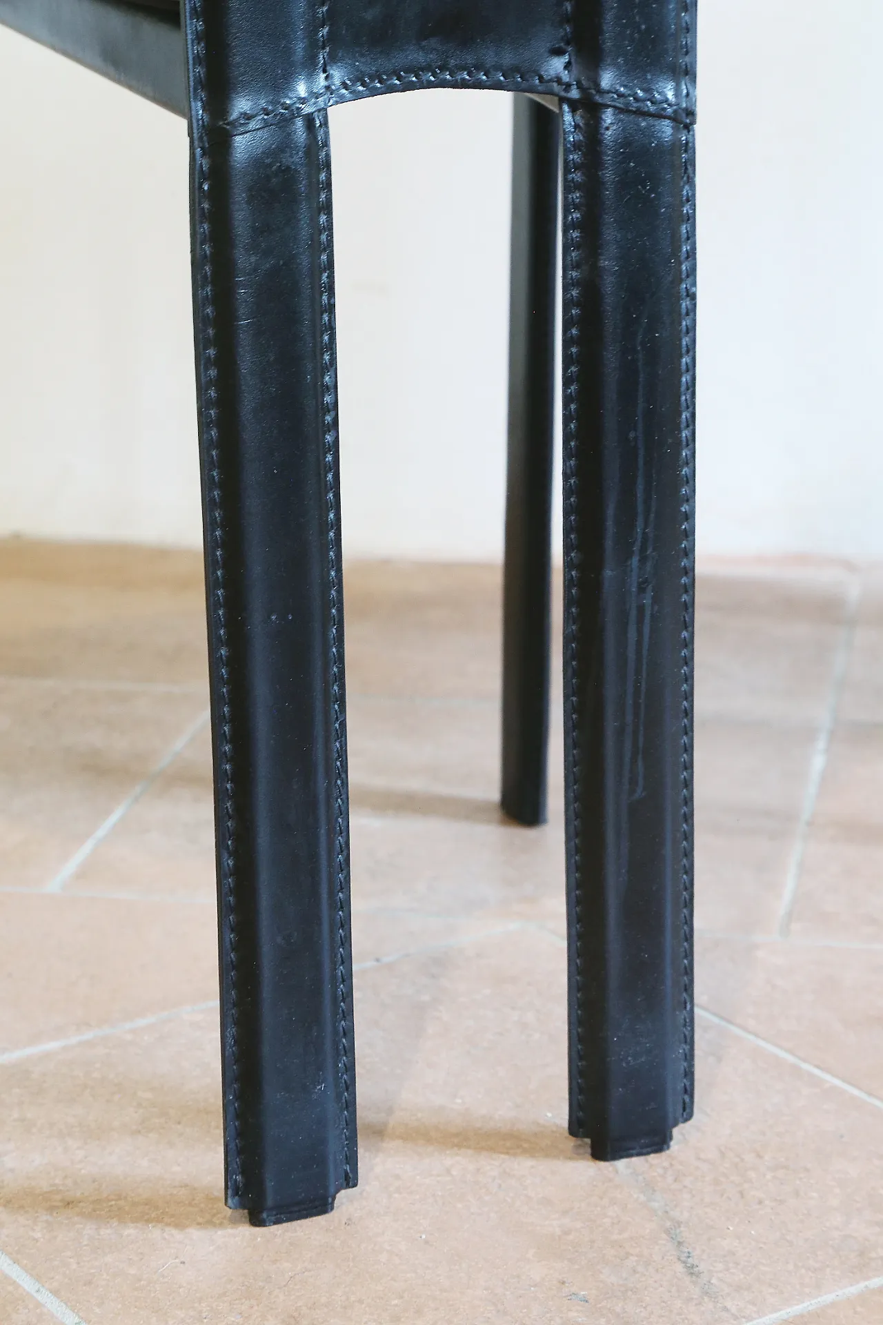 Pair of black leather Alice chairs by Giorgio Cattelan, 1980s 12