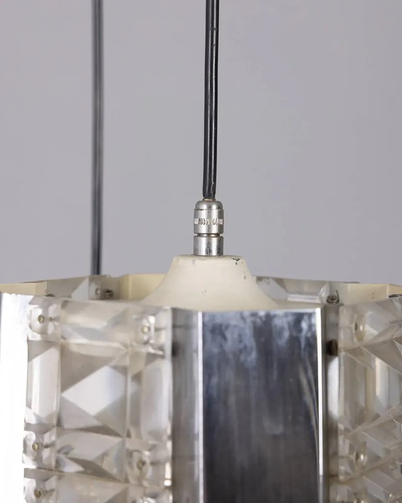Lampada a sospensione in metallo e cristallo, anni '70 6