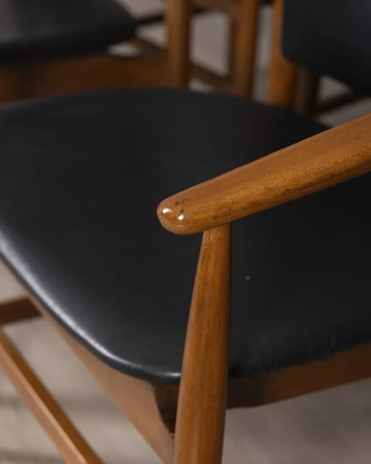Sedie in legno e pelle di Isa Bergamo, anni '60 3