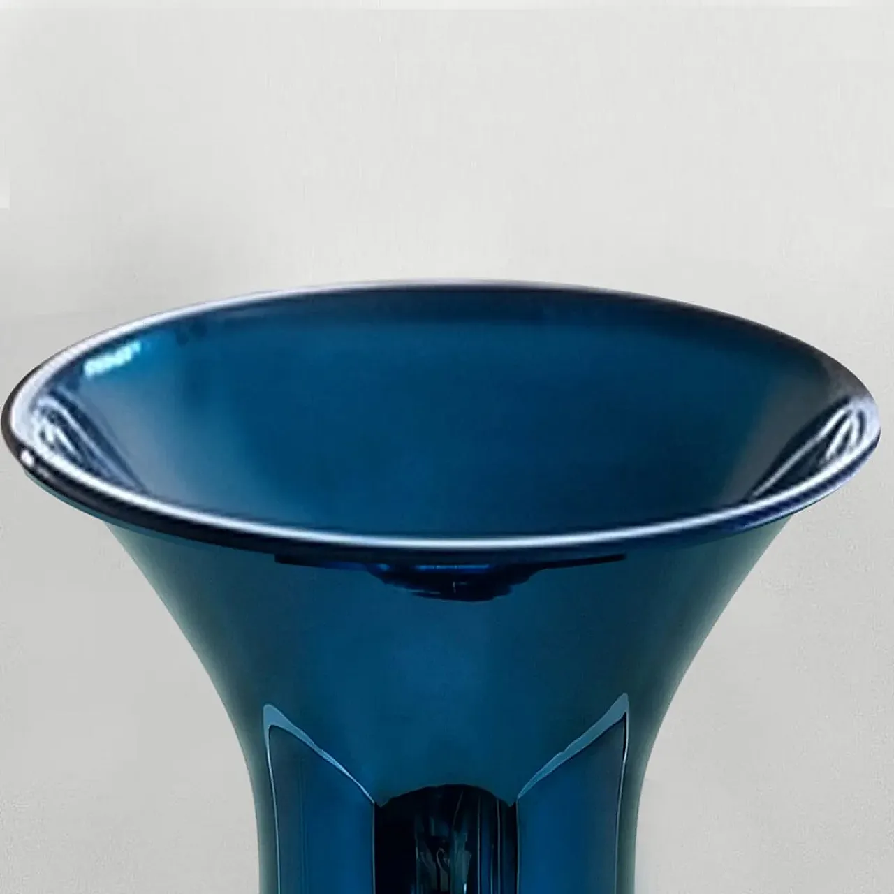 Vaso blu in vetro soffiato di Murano del Maestro del Vetro, anni '70 7