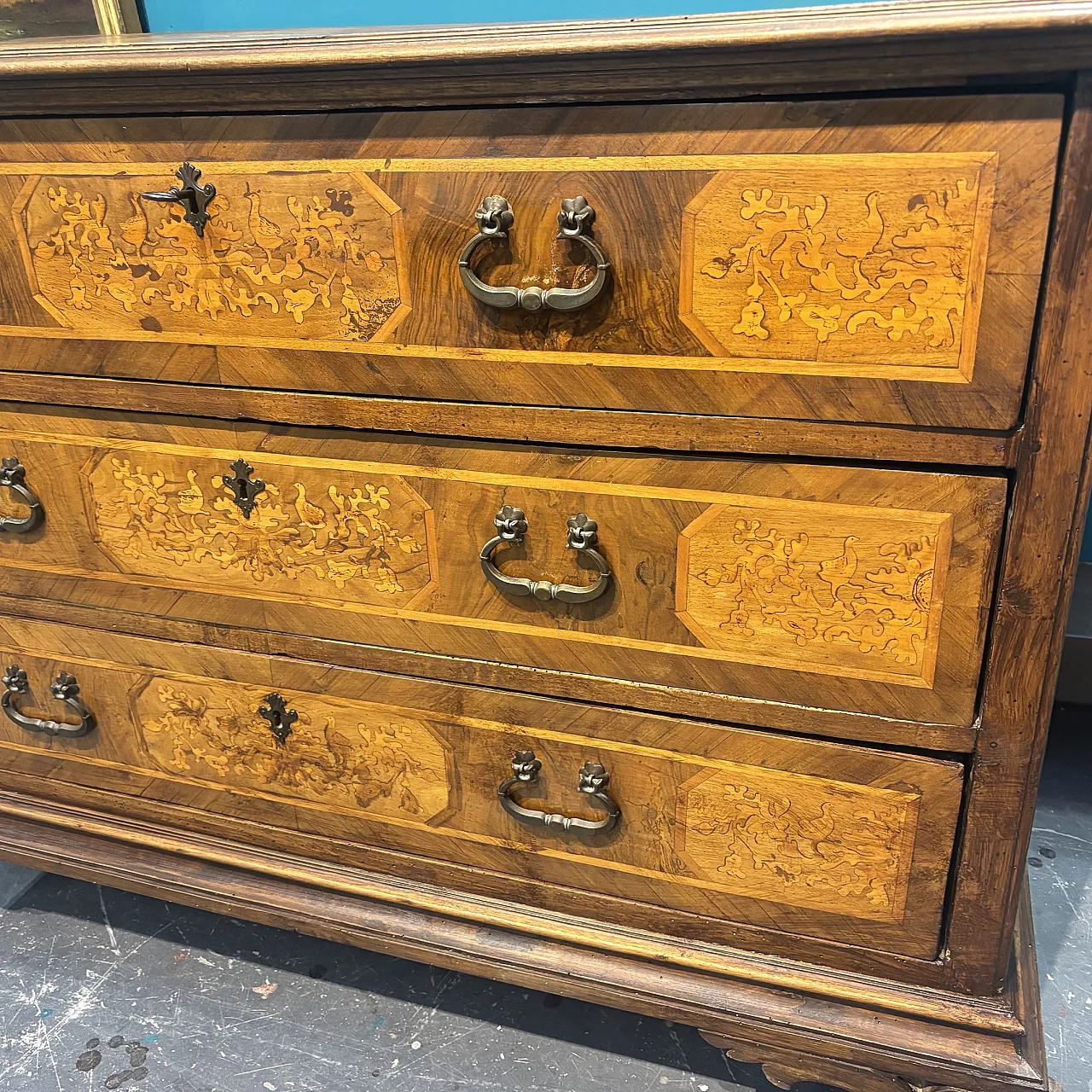 Chest of drawers in Lombard Louis XIV walnut with inlays, late 17th c. 2