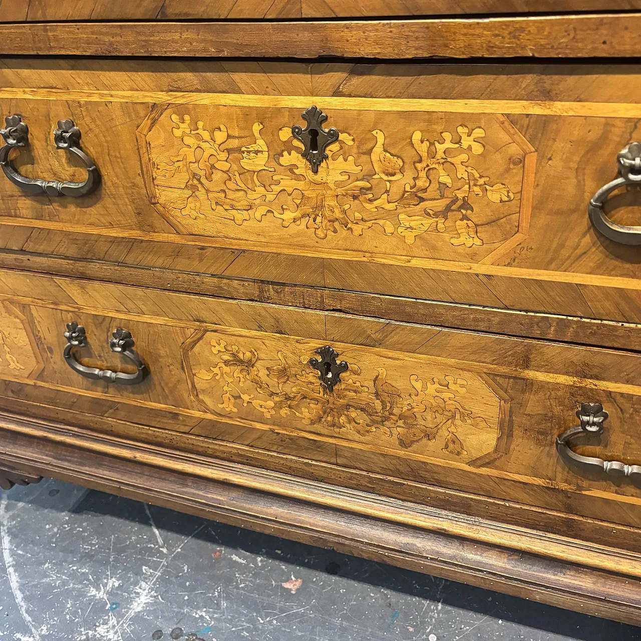Chest of drawers in Lombard Louis XIV walnut with inlays, late 17th c. 3