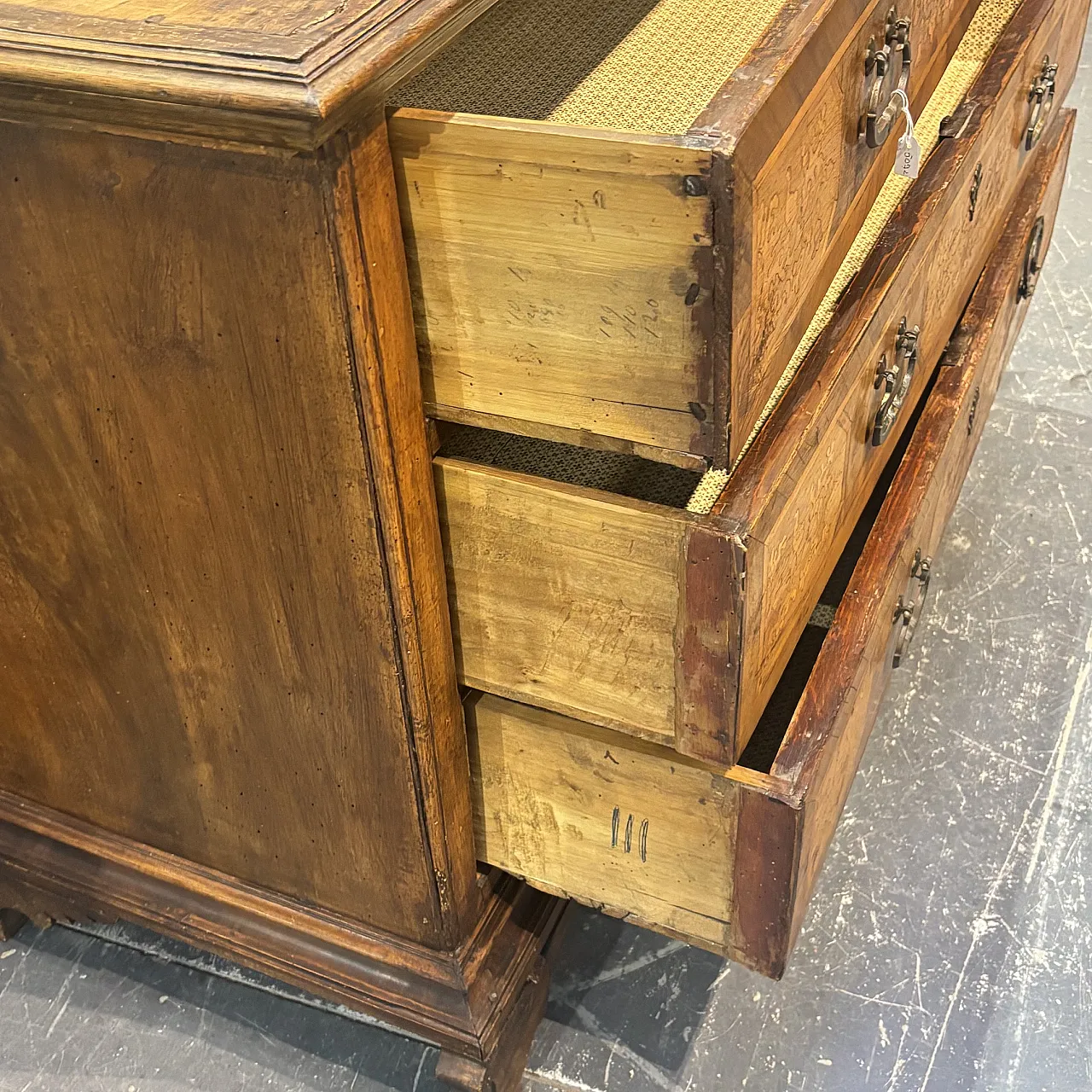 Chest of drawers in Lombard Louis XIV walnut with inlays, late 17th c. 9
