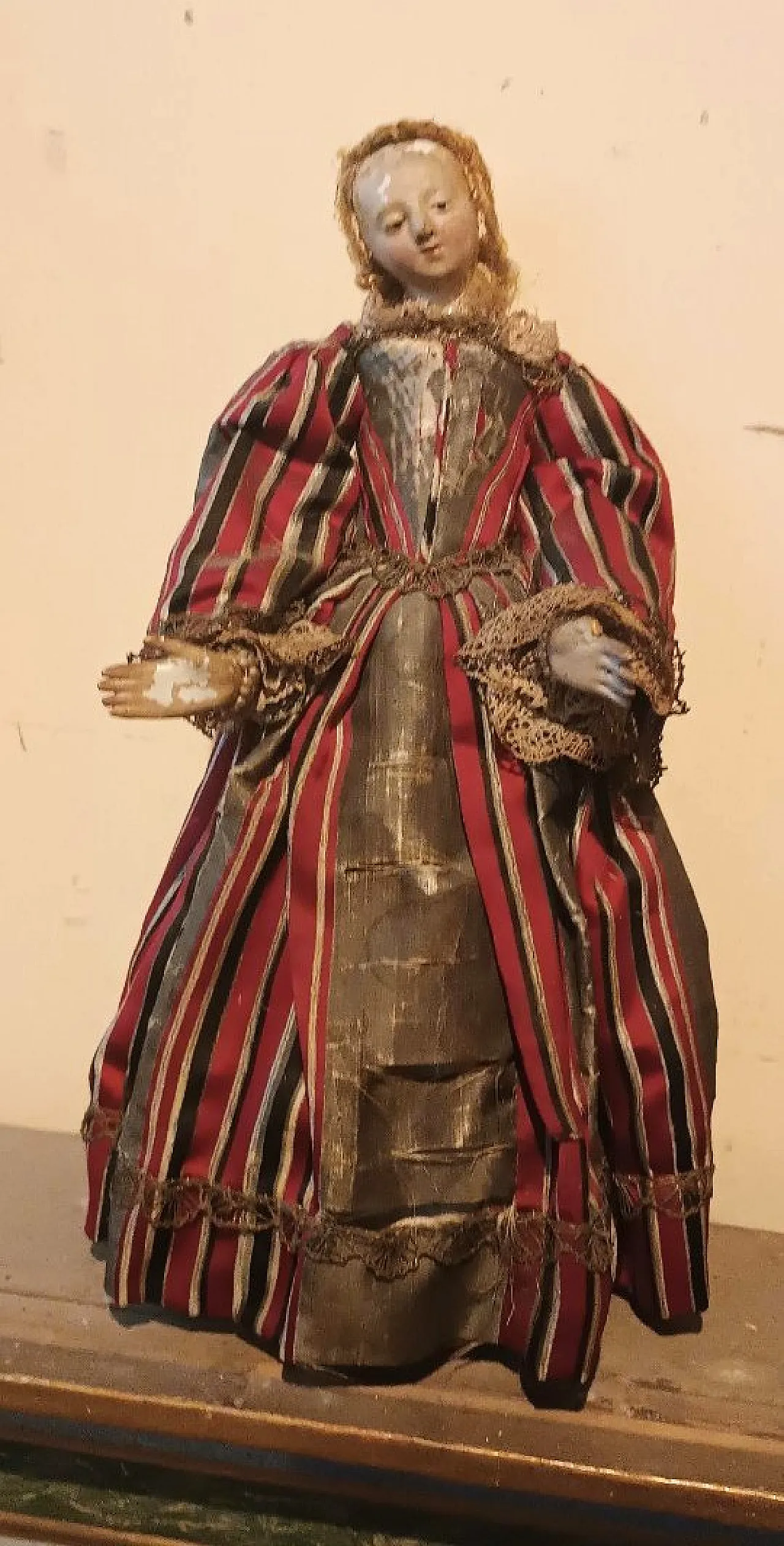 Pair of polychrome wooden mannequins, 18th century 3