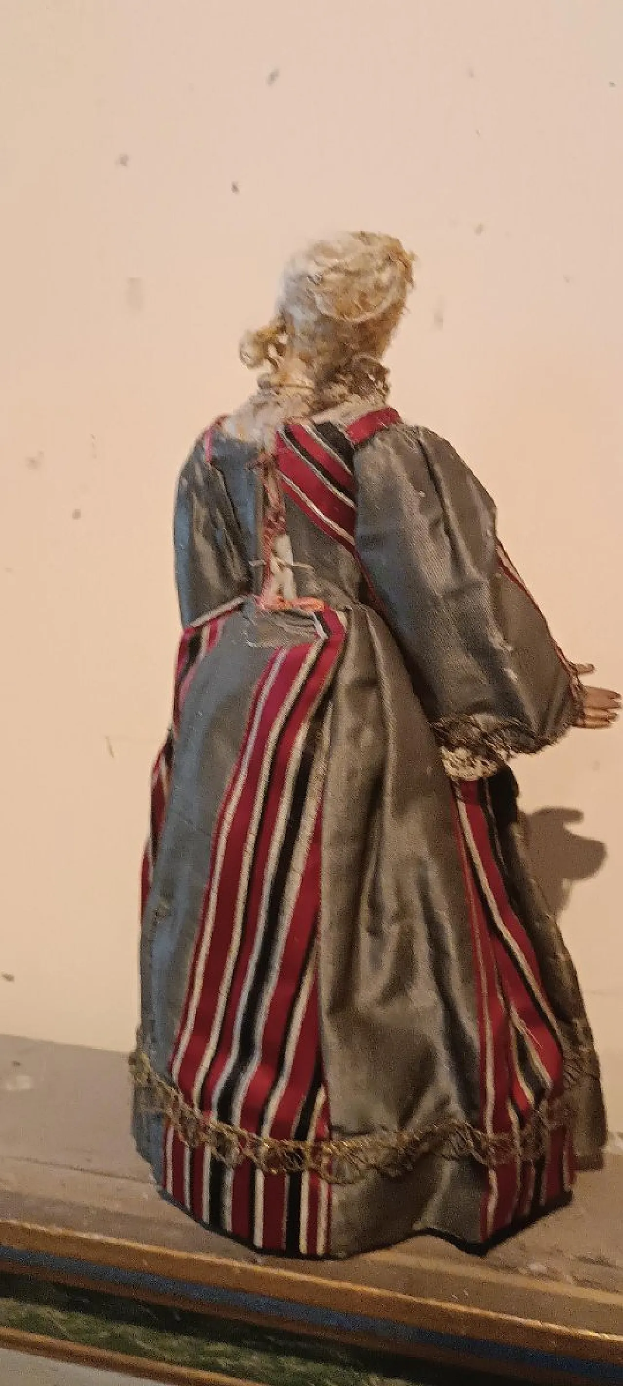 Pair of polychrome wooden mannequins, 18th century 9