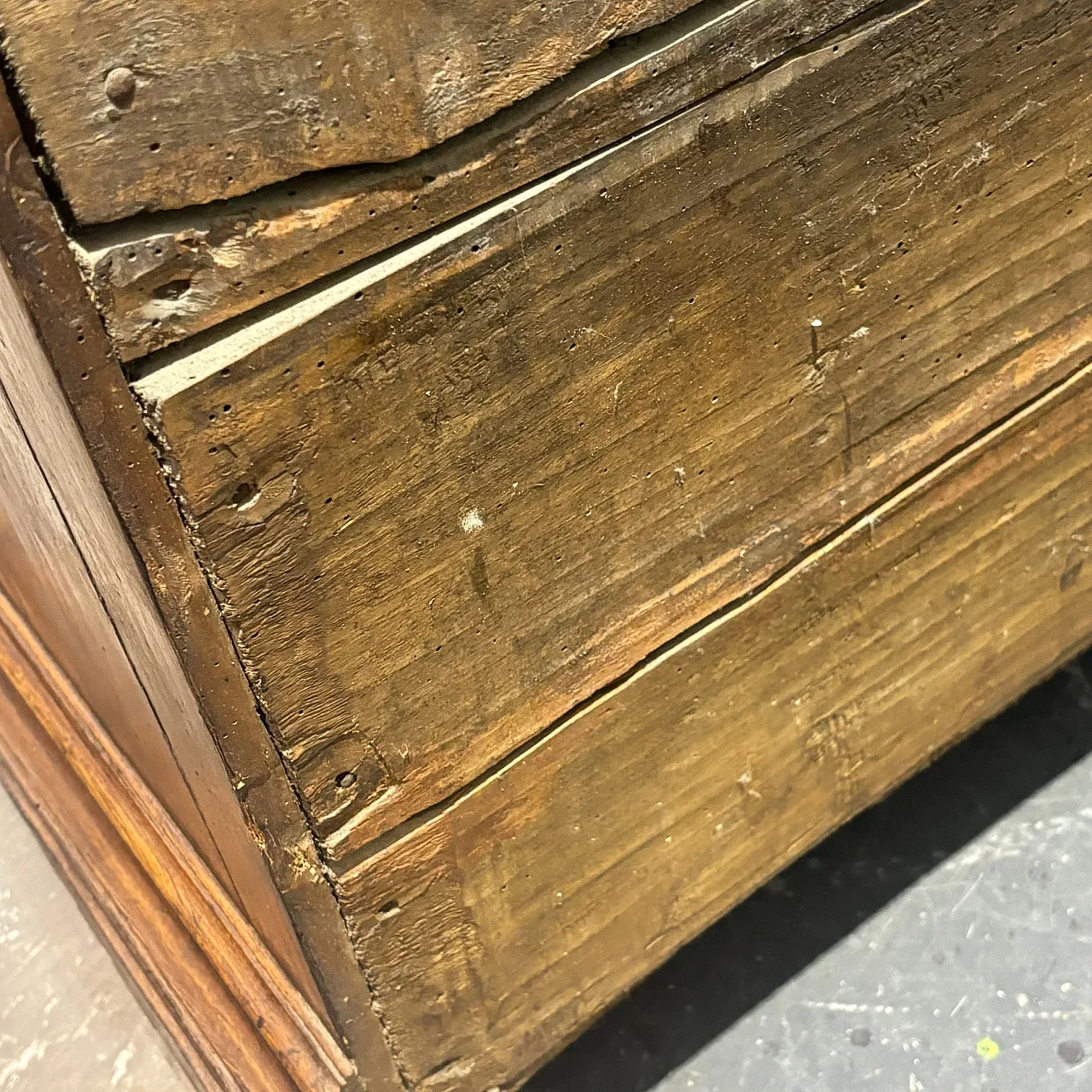 Chest of drawers in Lombard Louis XIV walnut with inlays, late 17th c. 16