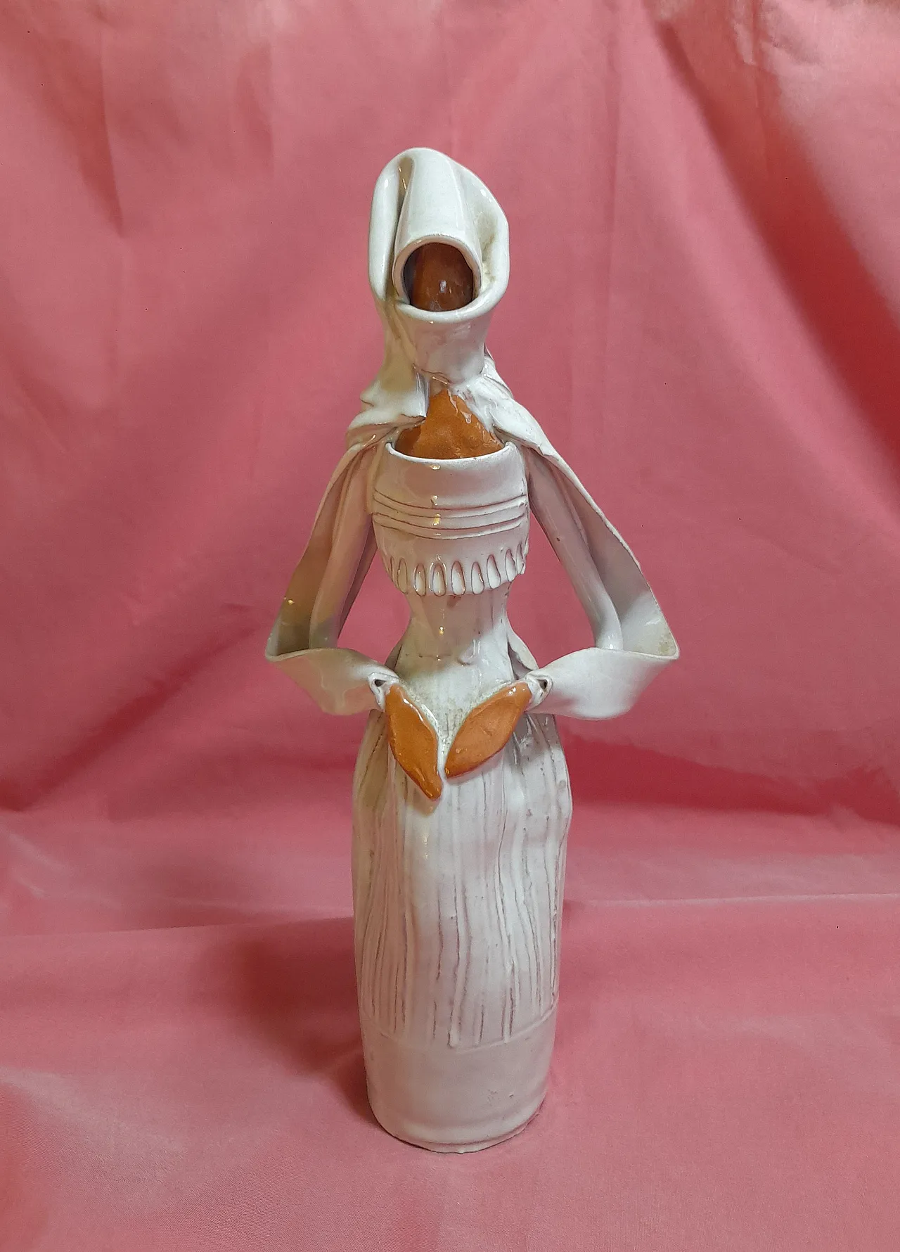 Scultura di donna sarda in costume di Emilia Palomba, anni '70 1
