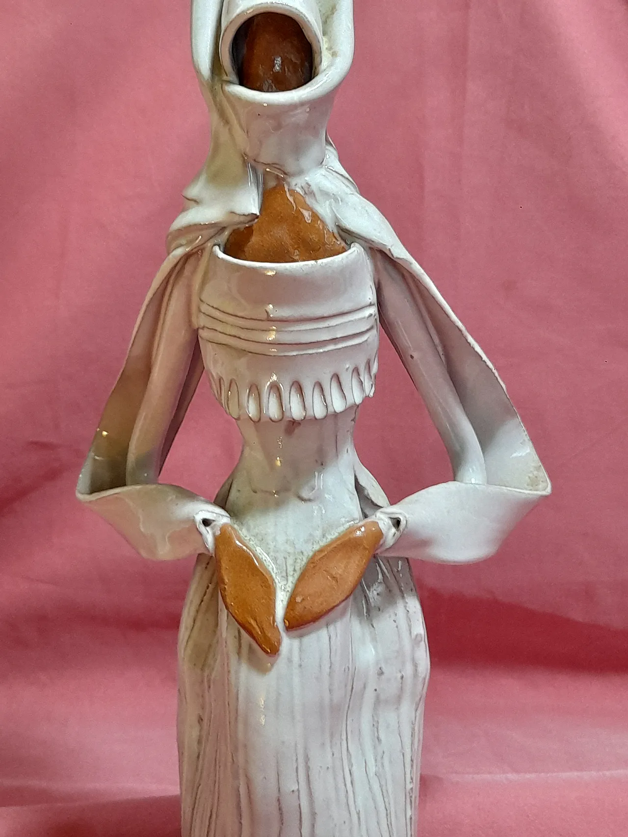 Scultura di donna sarda in costume di Emilia Palomba, anni '70 2