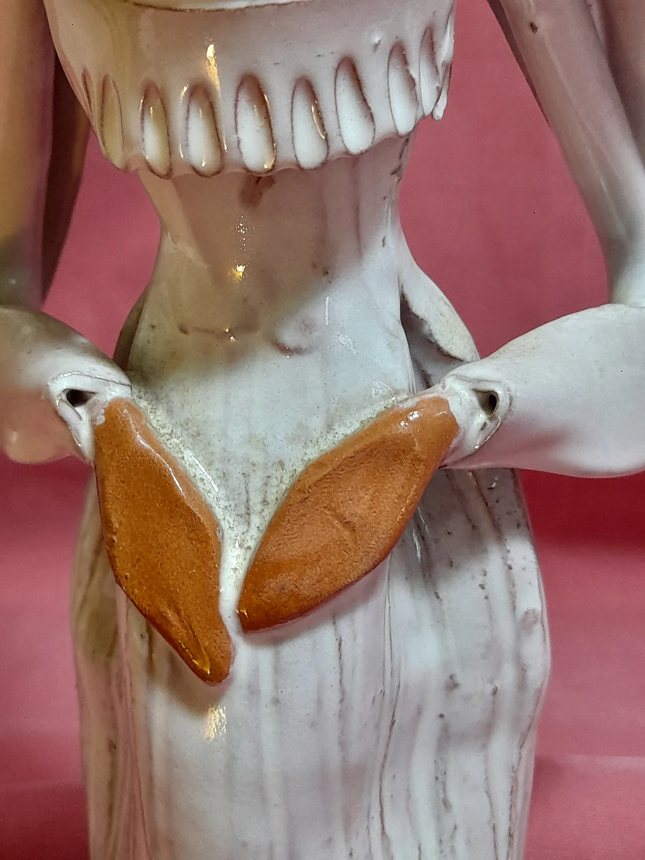 Scultura di donna sarda in costume di Emilia Palomba, anni '70 3