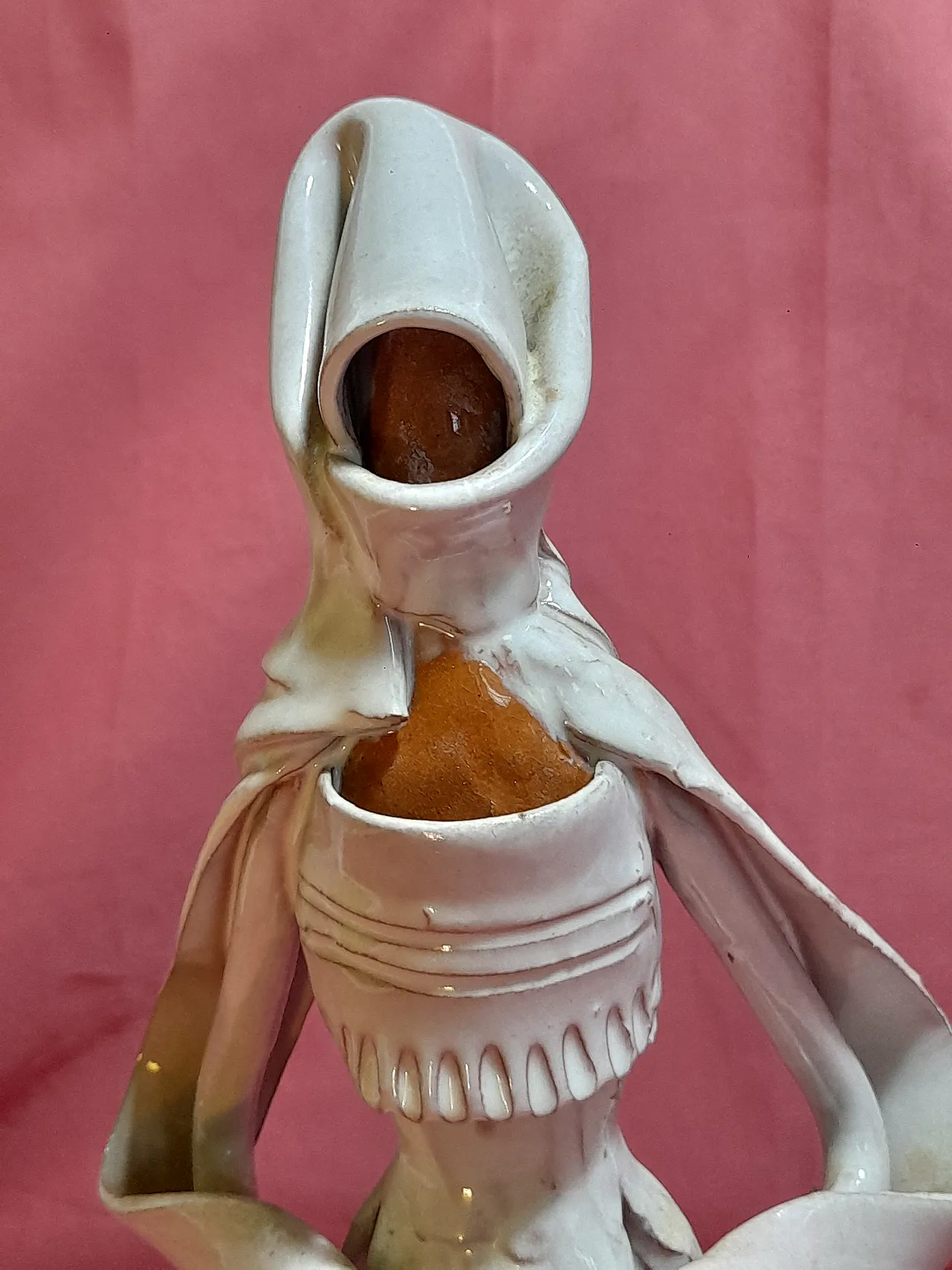 Scultura di donna sarda in costume di Emilia Palomba, anni '70 4