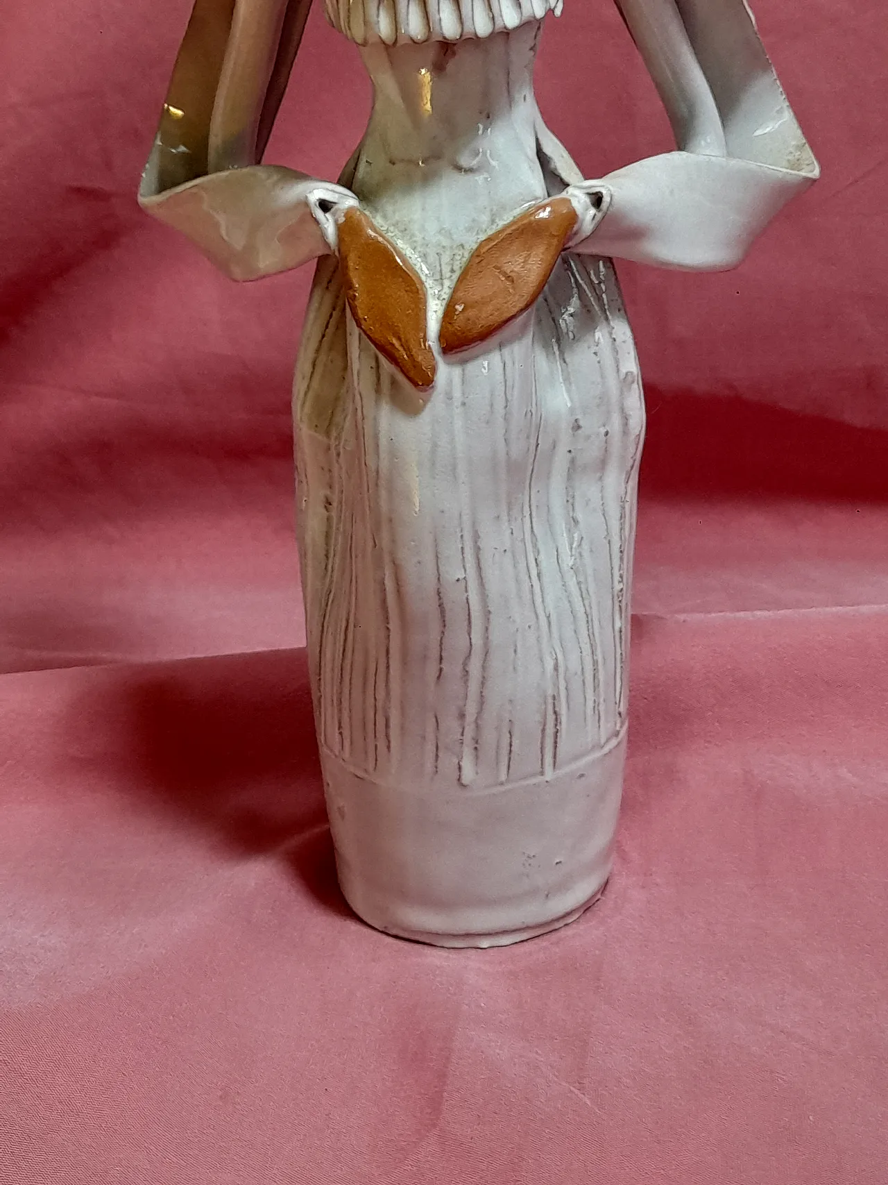 Scultura di donna sarda in costume di Emilia Palomba, anni '70 5