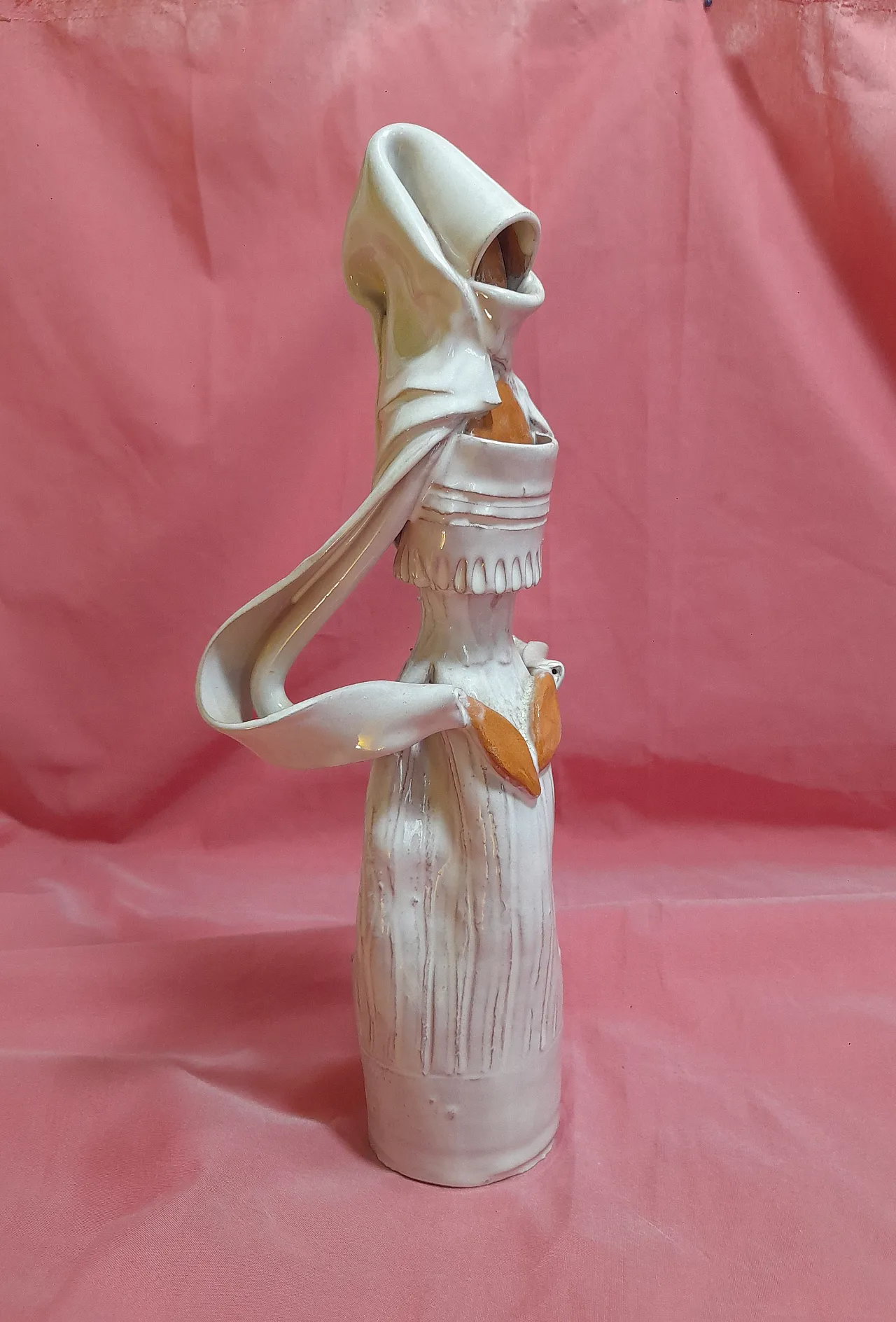 Scultura di donna sarda in costume di Emilia Palomba, anni '70 6