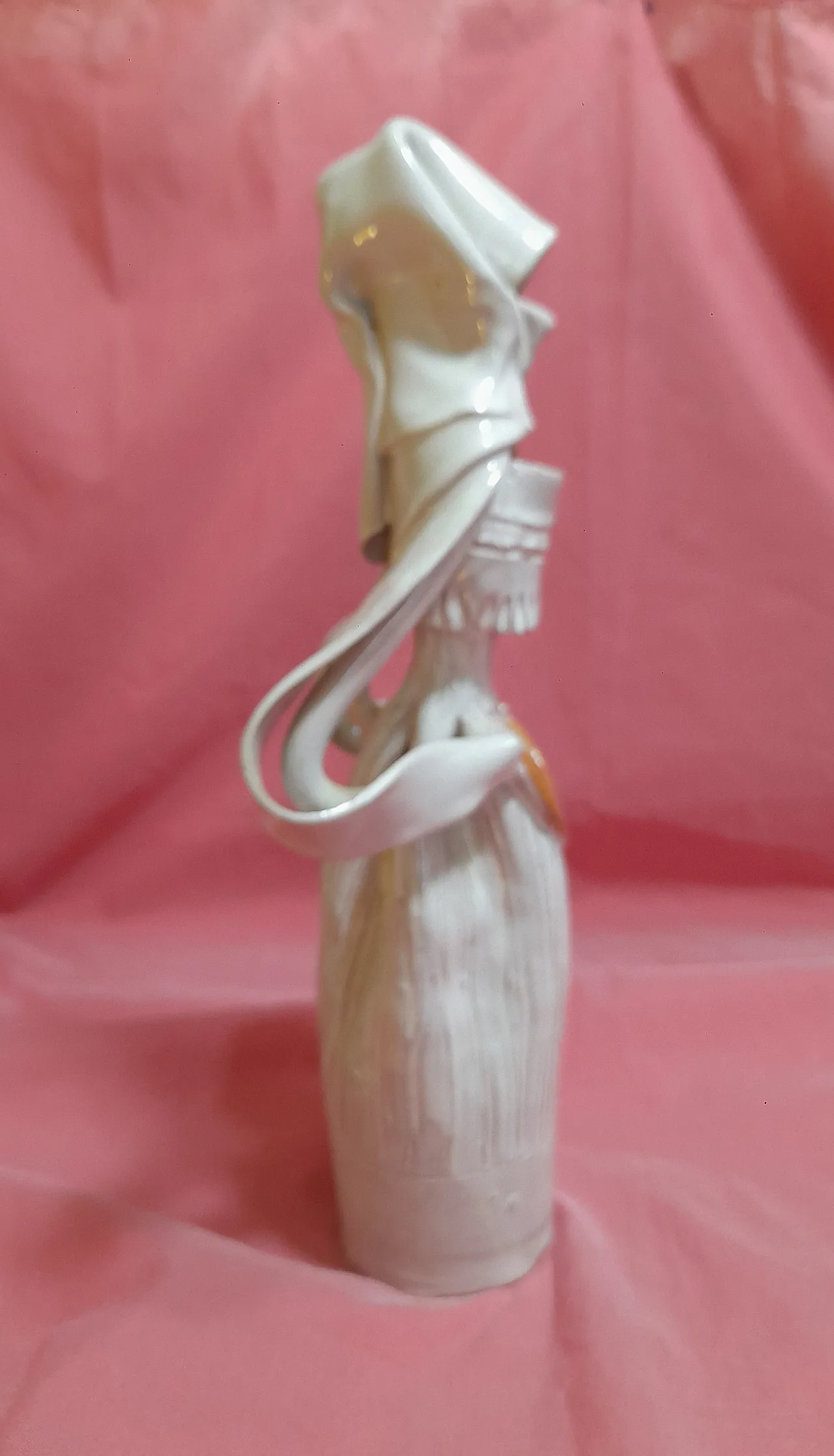 Scultura di donna sarda in costume di Emilia Palomba, anni '70 7