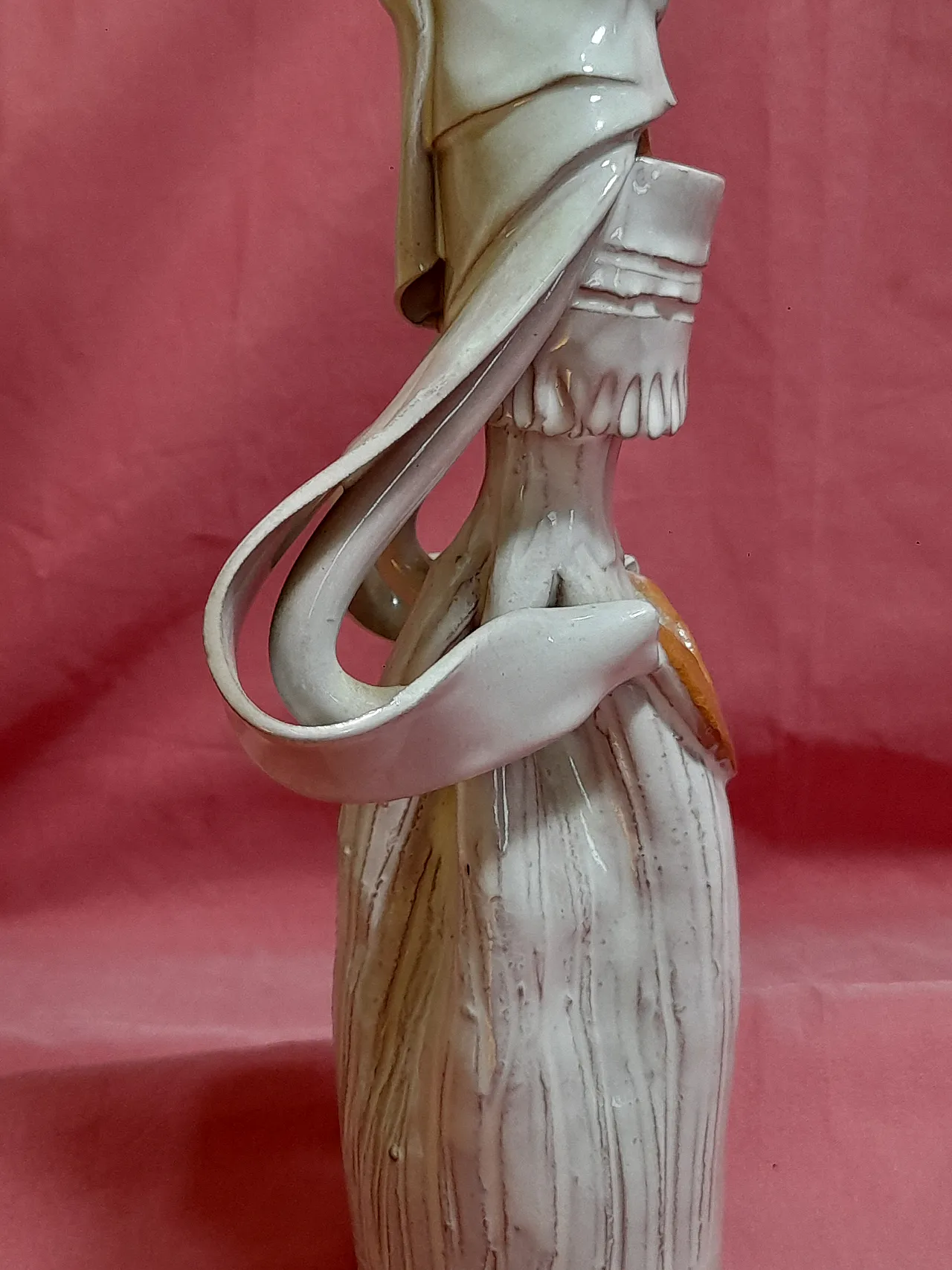 Scultura di donna sarda in costume di Emilia Palomba, anni '70 8