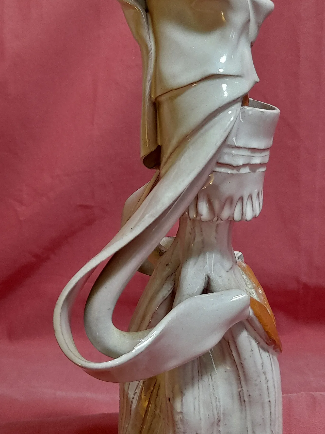 Scultura di donna sarda in costume di Emilia Palomba, anni '70 10