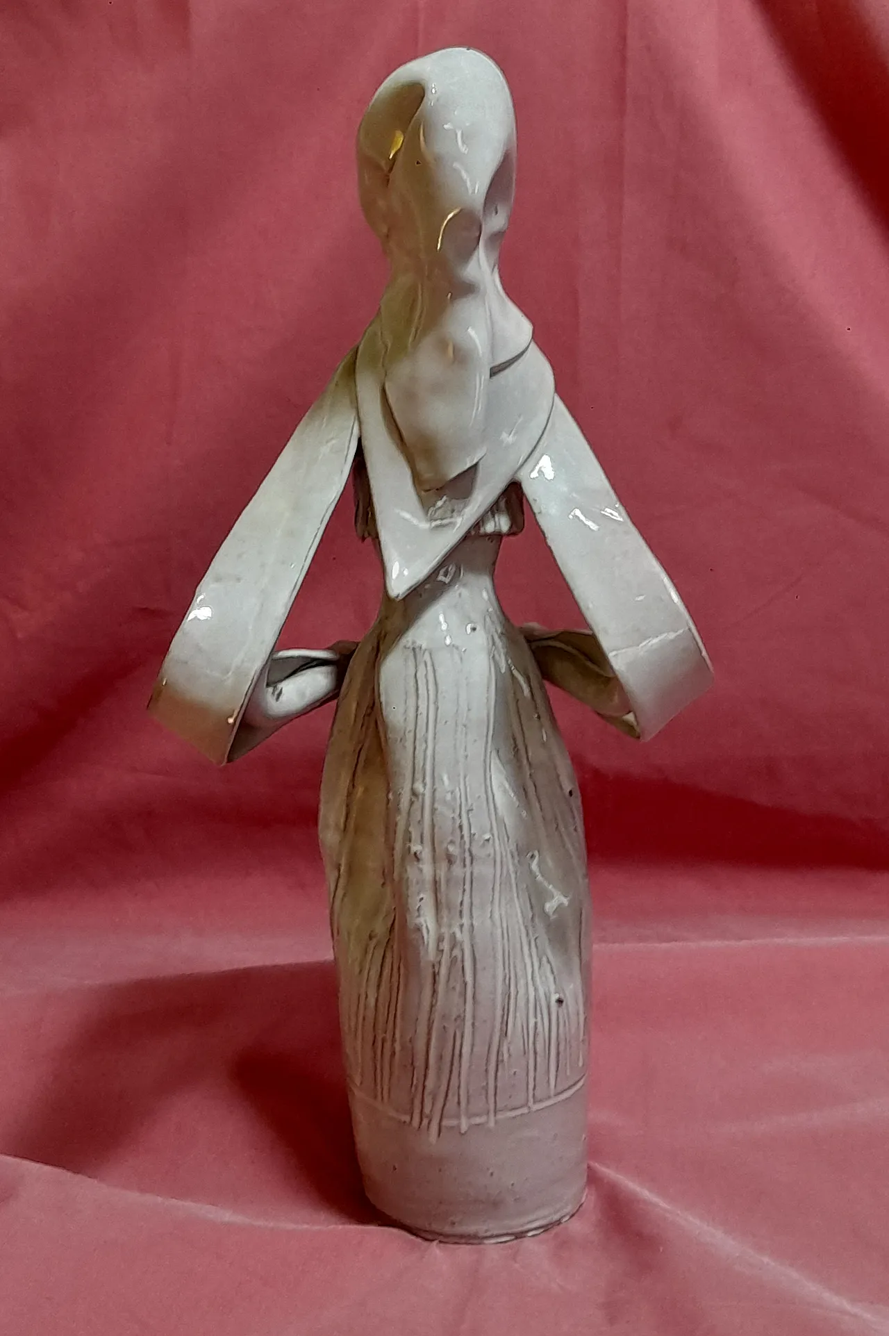 Scultura di donna sarda in costume di Emilia Palomba, anni '70 12