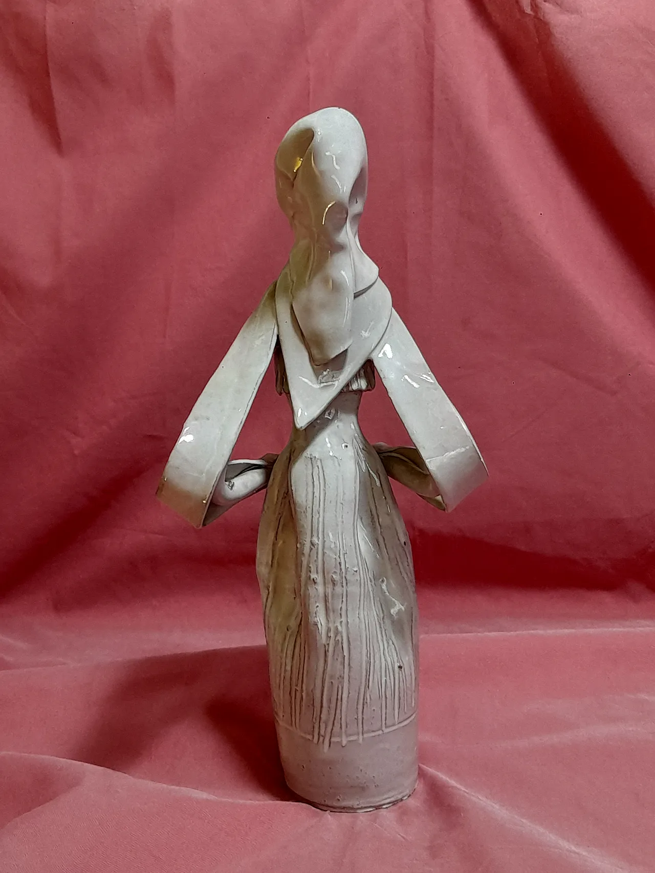 Scultura di donna sarda in costume di Emilia Palomba, anni '70 13