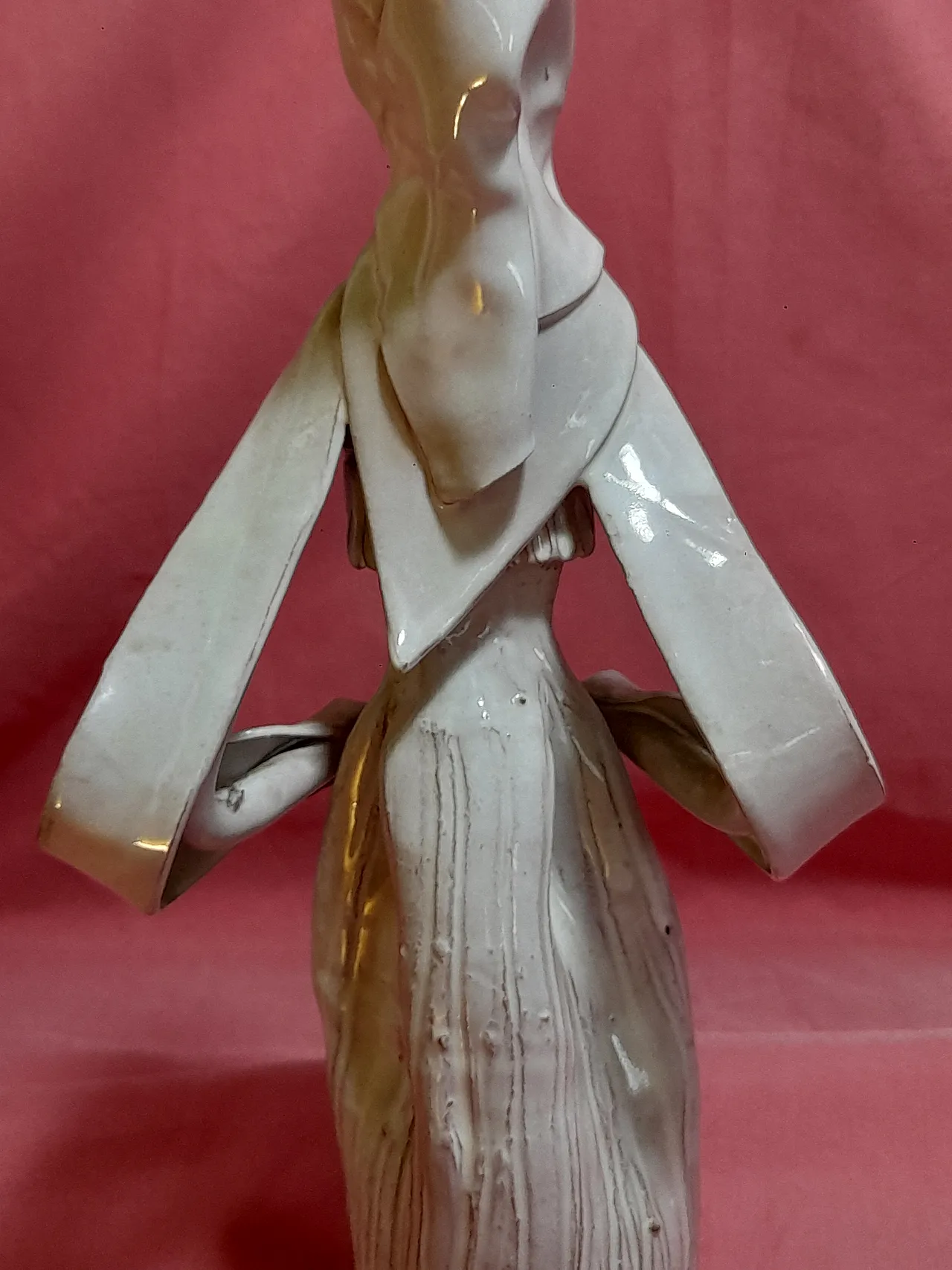 Scultura di donna sarda in costume di Emilia Palomba, anni '70 15