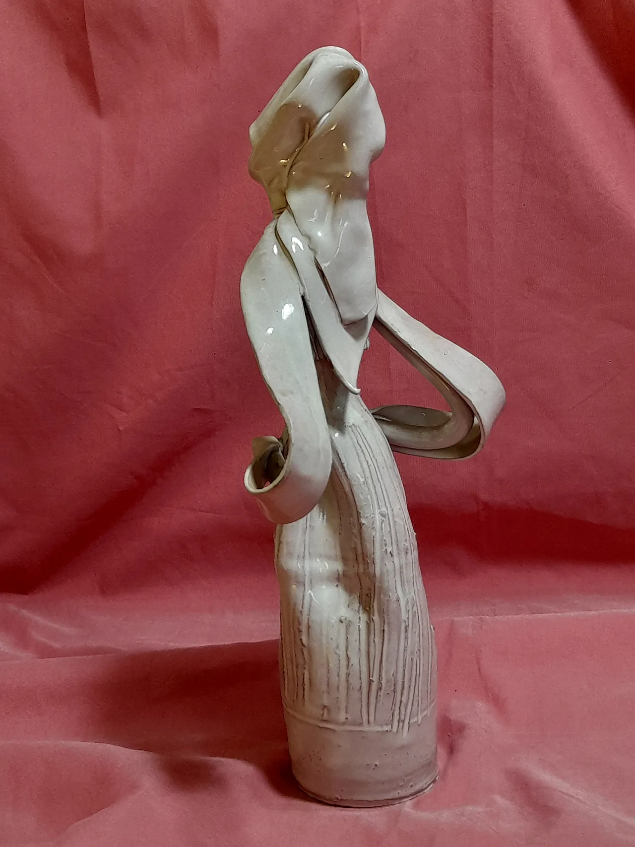 Scultura di donna sarda in costume di Emilia Palomba, anni '70 17