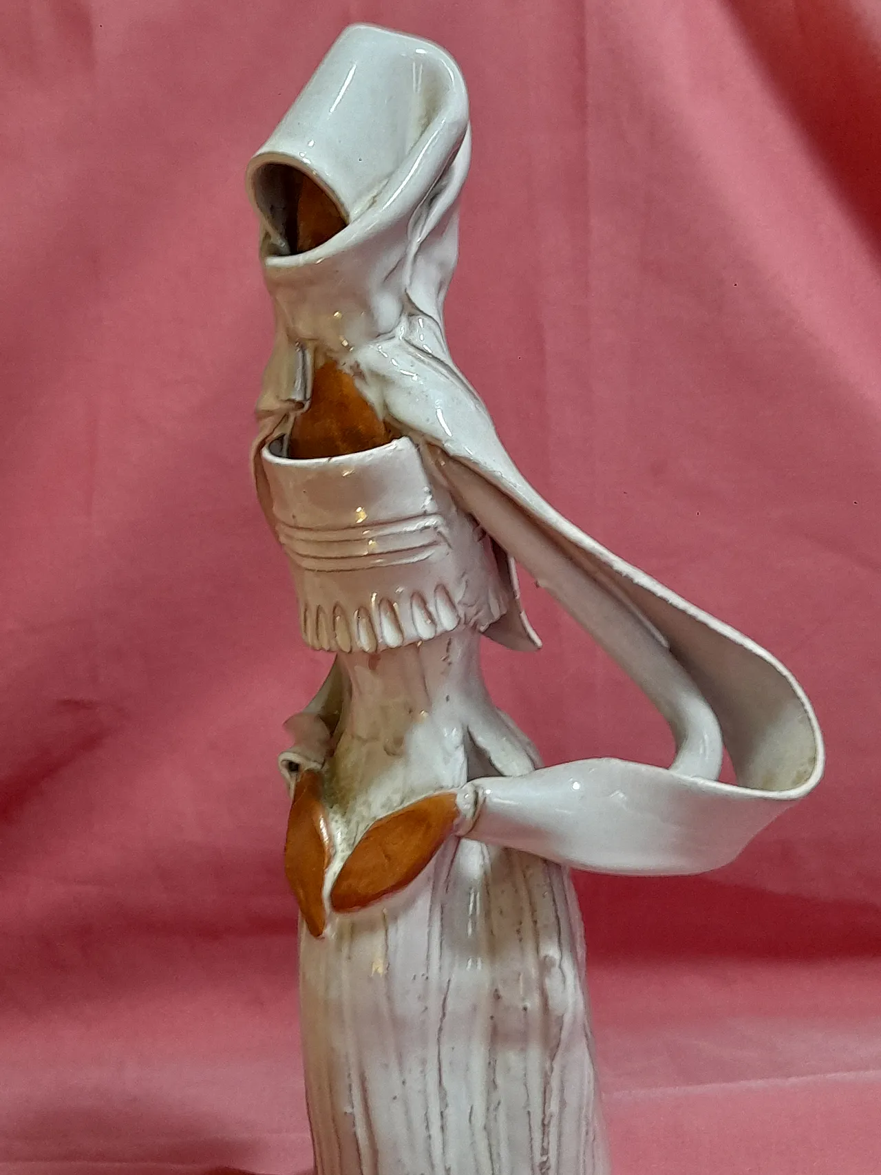 Scultura di donna sarda in costume di Emilia Palomba, anni '70 20