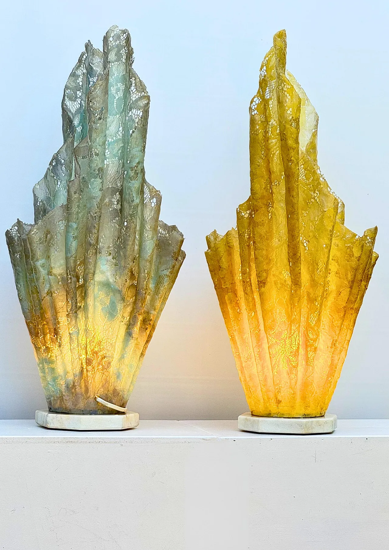 Coppia di lampade scultoree in resina Lamp Dantelle, anni '70 3