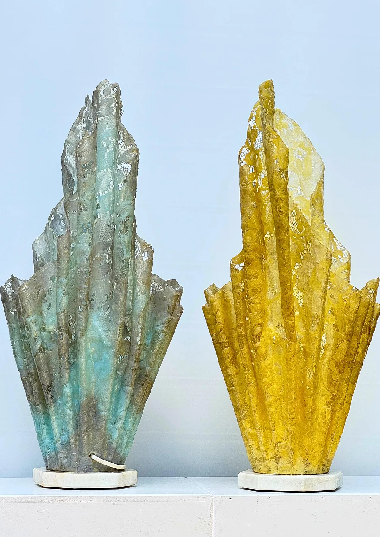 Coppia di lampade scultoree in resina Lamp Dantelle, anni '70 5