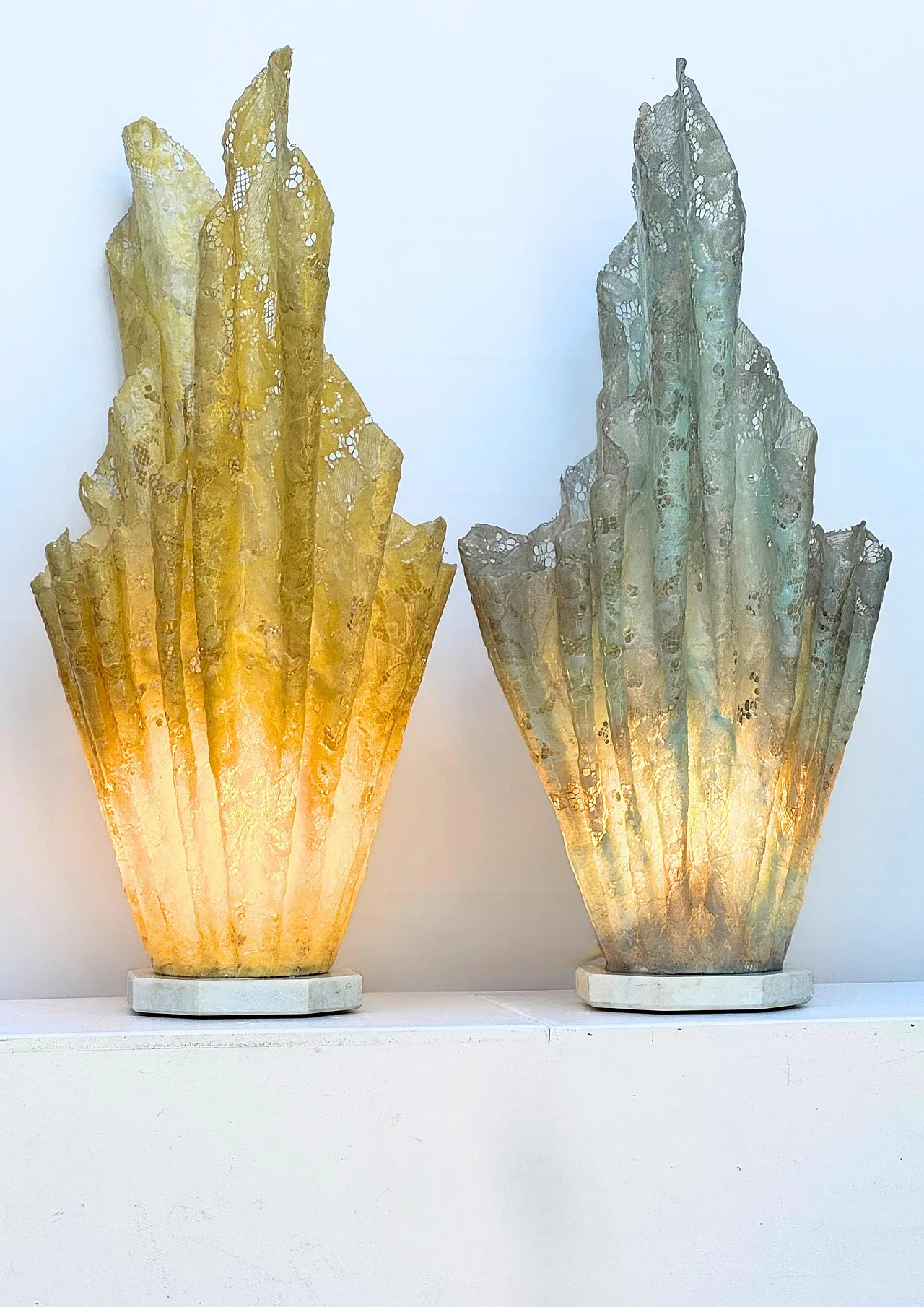 Coppia di lampade scultoree in resina Lamp Dantelle, anni '70 9